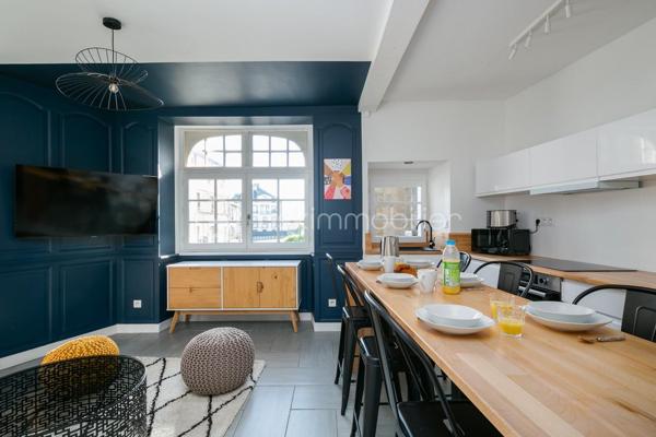 DINAN CENTRE (Secteur du Château) - Maison de ville en pierre - 5 chambres - Investissement locatif

Valérie Caplot, Votre Alliée Locale en Immobilier, vous présente cette maison de ville en pierre située dans le secteur recherché du Château, l'un des quartiers les plus prisés du centre historique de Dinan, entre ruelles pavées et remparts.

Développant environ 105 m² sur plusieurs niveaux, elle offre une configuration particulièrement adaptée à la colocation, avec des chambres réparties sur les étages, chacune bénéficiant d'espaces sanitaires à proximité :
- une pièce de vie avec cuisine ouverte aménagée et équipée
- cinq chambres
- deux pièces d'eau
- deux WC
- une buanderie

HISTORIQUE LOCATIF
Un historique locatif concret : 15 500 € de loyers hors charges encaissés en colocation étudiante sur 2025/2026.
Ce revenu a été complété par une activité de location saisonnière, dont les modalités de poursuite seront précisées lors d'un échange direct.

INFORMATIONS COMPLEMENTAIRES
La maison a bénéficié d'une rénovation importante en 2022-2023.
Elle est proposée meublée et équipée, facilitant une nouvelle mise en location meublée ou une résidence secondaire.
Emplacement en centre-ville, à pied des commerces, services et animations.
Stationnement public gratuit à proximité.

POUR QUI?
Cette maison pourra notamment répondre au projet :
- d'un investisseur en quête d'un bien déjà rentabilisé
- d'un parent souhaitant loger son enfant étudiant tout en louant les autres chambres
- ou d'un acquéreur en quête d'une maison de caractère au cœur de Dinan, où l'emplacement et le nombre de chambres priment sur le jardin

📞 Historique locatif complet et modalités communiqués après échange sur votre projet d'acquisition.