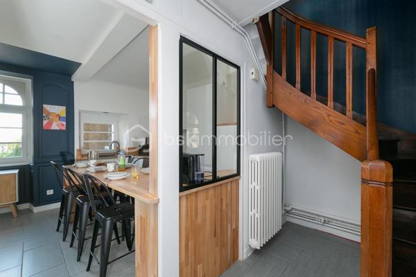 DINAN CENTRE (Secteur du Château) - Maison de ville en pierre - 5 chambres - Investissement locatif

Valérie Caplot, Votre Alliée Locale en Immobilier, vous présente cette maison de ville en pierre située dans le secteur recherché du Château, l'un des quartiers les plus prisés du centre historique de Dinan, entre ruelles pavées et remparts.

Développant environ 105 m² sur plusieurs niveaux, elle offre une configuration particulièrement adaptée à la colocation, avec des chambres réparties sur les étages, chacune bénéficiant d'espaces sanitaires à proximité :
- une pièce de vie avec cuisine ouverte aménagée et équipée
- cinq chambres
- deux pièces d'eau
- deux WC
- une buanderie

HISTORIQUE LOCATIF
Un historique locatif concret : 15 500 € de loyers hors charges encaissés en colocation étudiante sur 2025/2026.
Ce revenu a été complété par une activité de location saisonnière, dont les modalités de poursuite seront précisées lors d'un échange direct.

INFORMATIONS COMPLEMENTAIRES
La maison a bénéficié d'une rénovation importante en 2022-2023.
Elle est proposée meublée et équipée, facilitant une nouvelle mise en location meublée ou une résidence secondaire.
Emplacement en centre-ville, à pied des commerces, services et animations.
Stationnement public gratuit à proximité.

POUR QUI?
Cette maison pourra notamment répondre au projet :
- d'un investisseur en quête d'un bien déjà rentabilisé
- d'un parent souhaitant loger son enfant étudiant tout en louant les autres chambres
- ou d'un acquéreur en quête d'une maison de caractère au cœur de Dinan, où l'emplacement et le nombre de chambres priment sur le jardin

📞 Historique locatif complet et modalités communiqués après échange sur votre projet d'acquisition.