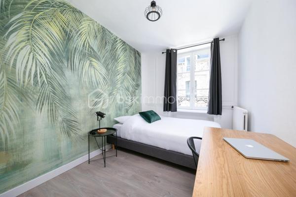 DINAN CENTRE (Secteur du Château) - Maison de ville en pierre - 5 chambres - Investissement locatif

Valérie Caplot, Votre Alliée Locale en Immobilier, vous présente cette maison de ville en pierre située dans le secteur recherché du Château, l'un des quartiers les plus prisés du centre historique de Dinan, entre ruelles pavées et remparts.

Développant environ 105 m² sur plusieurs niveaux, elle offre une configuration particulièrement adaptée à la colocation, avec des chambres réparties sur les étages, chacune bénéficiant d'espaces sanitaires à proximité :
- une pièce de vie avec cuisine ouverte aménagée et équipée
- cinq chambres
- deux pièces d'eau
- deux WC
- une buanderie

HISTORIQUE LOCATIF
Un historique locatif concret : 15 500 € de loyers hors charges encaissés en colocation étudiante sur 2025/2026.
Ce revenu a été complété par une activité de location saisonnière, dont les modalités de poursuite seront précisées lors d'un échange direct.

INFORMATIONS COMPLEMENTAIRES
La maison a bénéficié d'une rénovation importante en 2022-2023.
Elle est proposée meublée et équipée, facilitant une nouvelle mise en location meublée ou une résidence secondaire.
Emplacement en centre-ville, à pied des commerces, services et animations.
Stationnement public gratuit à proximité.

POUR QUI?
Cette maison pourra notamment répondre au projet :
- d'un investisseur en quête d'un bien déjà rentabilisé
- d'un parent souhaitant loger son enfant étudiant tout en louant les autres chambres
- ou d'un acquéreur en quête d'une maison de caractère au cœur de Dinan, où l'emplacement et le nombre de chambres priment sur le jardin

📞 Historique locatif complet et modalités communiqués après échange sur votre projet d'acquisition.