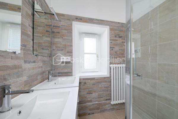 DINAN CENTRE (Secteur du Château) - Maison de ville en pierre - 5 chambres - Investissement locatif

Valérie Caplot, Votre Alliée Locale en Immobilier, vous présente cette maison de ville en pierre située dans le secteur recherché du Château, l'un des quartiers les plus prisés du centre historique de Dinan, entre ruelles pavées et remparts.

Développant environ 105 m² sur plusieurs niveaux, elle offre une configuration particulièrement adaptée à la colocation, avec des chambres réparties sur les étages, chacune bénéficiant d'espaces sanitaires à proximité :
- une pièce de vie avec cuisine ouverte aménagée et équipée
- cinq chambres
- deux pièces d'eau
- deux WC
- une buanderie

HISTORIQUE LOCATIF
Un historique locatif concret : 15 500 € de loyers hors charges encaissés en colocation étudiante sur 2025/2026.
Ce revenu a été complété par une activité de location saisonnière, dont les modalités de poursuite seront précisées lors d'un échange direct.

INFORMATIONS COMPLEMENTAIRES
La maison a bénéficié d'une rénovation importante en 2022-2023.
Elle est proposée meublée et équipée, facilitant une nouvelle mise en location meublée ou une résidence secondaire.
Emplacement en centre-ville, à pied des commerces, services et animations.
Stationnement public gratuit à proximité.

POUR QUI?
Cette maison pourra notamment répondre au projet :
- d'un investisseur en quête d'un bien déjà rentabilisé
- d'un parent souhaitant loger son enfant étudiant tout en louant les autres chambres
- ou d'un acquéreur en quête d'une maison de caractère au cœur de Dinan, où l'emplacement et le nombre de chambres priment sur le jardin

📞 Historique locatif complet et modalités communiqués après échange sur votre projet d'acquisition.