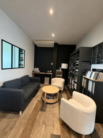 OPPORTUNITÉ RARE DE BUREAU DE 10 M², ACCESSIBLE ET PRÊT À L'EMPLOI.