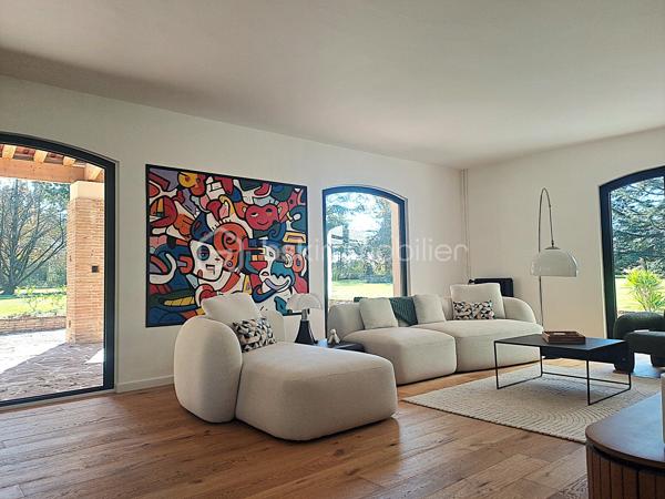 Venez découvrir cette superbe propriété composée d’une bastide du début du XIXème de plus de 310 m² habitables entièrement rénovée en 2024 avec dépendance et piscine au sein d'un parc arboré de 3 ha et située à moins de 20 minutes seulement des portes de Toulouse.

Au calme et sans aucun vis-à-vis, elle offre un lieu de vie véritablement unique de par la beauté et la simplicité de son architecture même, la qualité de sa rénovation intérieure mariant élégamment chaleur et cachet de l’ancien à un style résolument contemporain aux lignes épurées, que par l’environnement privilégié dans lequel elle se trouve.
Ce qui en fait également un bien d’exception, est sa rénovation récente complète où tout a été repensé et refait intégralement à neuf : toiture, plomberie, électricité, peintures, sols, cuisine, salles d’eau, menuiseries, isolation, fosse septique, piscine, etc. 
Il est en effet rare de pouvoir acquérir un bien ancien sans aucun travaux à prévoir et en toute sécurité.
Enfin, la maison séduit également par ses volumes généreux, sa luminosité, la fluidité dans ses espaces, ses prestations haut de gamme et son agencement intérieur.

Vous découvrirez au Rez-de-chaussée :
 Une entrée spacieuse, un salon traversant avec poêle à bois, un bureau avec cheminée, une salle-à-manger dotée également d’une cheminée, une cuisine entièrement aménagée et équipée SCHMIDT avec hotte intégrée à la plaque de cuisson - toutes ces pièces principales étant ouvertes sur l’extérieur - ainsi qu’une buanderie et un WC indépendant.
L’étage, quant à lui, dessert :
Une grande suite avec salle d’eau et son dressing de plus de 13 m², deux chambres indépendantes d'environ 14 m² chacune, une salle de bain, une seconde suite avec sa salle d’eau, une salle de jeux spacieuse à investir selon vos envies (5ème chambre, espace détente, …), un WC indépendant.

A l’extérieur vous serez séduit par l’étendue de son parc aux espaces dégagés et aux parties boisées d’essences diverses et variées, ses trois puits, sa longue allée privative menant directement à la maison, le charme de sa dépendance de plus de 60 m² accueillant garage, atelier, chaufferie et local technique pour la piscine ainsi que par la terrasse de plus de 180 m²qui entoure la maison.

C’est grand, c’est beau, c'est simple et raffiné à la fois. Cette propriété, bien rare dans le secteur, est un vrai coup de cœur ! 

Les + : piscine au sel 12x3,5 de 2025 avec margelle en pierre d'Egypte ; chauffage central par chaudière à granulés HARGASSNER ; menuiseries aluminium double vitrage 6/20/4 ; portail et visiophone ; terrain de tennis à l’abandon pouvant être rénové
Les ++ : prestations haut de gamme, garanties décennales, environnement privilégié, 10 minutes 

Visite virtuelle et plans disponibles sur demande.

Pour plus d’informations ou pour organiser une visite, contactez Pascale LOUVET, votre conseillère immobilière spécialiste du secteur, disponible 7 jours sur 7.

************************************************
Under twenty minutes from Toulouse, this remarkable early-19th-century bastide has been completely refurbished in 2024 and offers more than 310 m² of elegant living space. Set within 3 hectares of landscaped grounds, it includes a charming outbuilding and a brand-new swimming pool.

Peaceful, private and surrounded by nature, the property combines the character of a historic home with the comfort and refinement of a contemporary renovation. Every element has been redone — roof, electrics, plumbing, insulation, windows, kitchen, bathrooms, septic tank and pool — making it a rare opportunity to enjoy a period home with no work required.

Inside, generous volumes, natural light and a fluid layout define the atmosphere. The ground floor features a spacious entrance hall, a bright living room with wood stove, a study and dining room each with fireplace, and a fully fitted SCHMIDT kitchen opening onto the garden. Utility room and guest WC complete this level.

Upstairs are two en-suite bedrooms, two additional bedrooms, a family bathroom and a large multipurpose room that can serve as a fifth bedroom or leisure space.

Outdoors, the long private driveway, mature trees, three wells and over 180 m² of terrace create a truly exceptional setting. The 60 m² outbuilding offers a garage, workshop, boiler room and pool equipment.

Highlights:
- Saltwater pool (12 × 3.5 m – 2025), HARGASSNER pellet boiler, aluminium double glazing, electric gate and videophone, unused tennis court with renovation potential. High-end finishes and ten-year warranties throughout.

Virtual tour and floor plans available on request.

For further details or to arrange a viewing, please contact Pascale LOUVET, your local real-estate specialist, available 7 days a week.
.