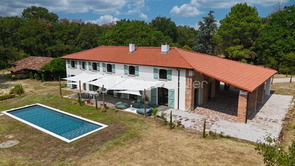 Venez découvrir cette superbe propriété composée d’une bastide du début du XIXème de plus de 310 m² habitables entièrement rénovée en 2024 avec dépendance et piscine au sein d'un parc arboré de 3 ha et située à moins de 20 minutes seulement des portes de Toulouse.

Au calme et sans aucun vis-à-vis, elle offre un lieu de vie véritablement unique de par la beauté et la simplicité de son architecture même, la qualité de sa rénovation intérieure mariant élégamment chaleur et cachet de l’ancien à un style résolument contemporain aux lignes épurées, que par l’environnement privilégié dans lequel elle se trouve.
Ce qui en fait également un bien d’exception, est sa rénovation récente complète où tout a été repensé et refait intégralement à neuf : toiture, plomberie, électricité, peintures, sols, cuisine, salles d’eau, menuiseries, isolation, fosse septique, piscine, etc. 
Il est en effet rare de pouvoir acquérir un bien ancien sans aucun travaux à prévoir et en toute sécurité.
Enfin, la maison séduit également par ses volumes généreux, sa luminosité, la fluidité dans ses espaces, ses prestations haut de gamme et son agencement intérieur.

Vous découvrirez au Rez-de-chaussée :
 Une entrée spacieuse, un salon traversant avec poêle à bois, un bureau avec cheminée, une salle-à-manger dotée également d’une cheminée, une cuisine entièrement aménagée et équipée SCHMIDT avec hotte intégrée à la plaque de cuisson - toutes ces pièces principales étant ouvertes sur l’extérieur - ainsi qu’une buanderie et un WC indépendant.
L’étage, quant à lui, dessert :
Une grande suite avec salle d’eau et son dressing de plus de 13 m², deux chambres indépendantes d'environ 14 m² chacune, une salle de bain, une seconde suite avec sa salle d’eau, une salle de jeux spacieuse à investir selon vos envies (5ème chambre, espace détente, …), un WC indépendant.

A l’extérieur vous serez séduit par l’étendue de son parc aux espaces dégagés et aux parties boisées d’essences diverses et variées, ses trois puits, sa longue allée privative menant directement à la maison, le charme de sa dépendance de plus de 60 m² accueillant garage, atelier, chaufferie et local technique pour la piscine ainsi que par la terrasse de plus de 180 m²qui entoure la maison.

C’est grand, c’est beau, c'est simple et raffiné à la fois. Cette propriété, bien rare dans le secteur, est un vrai coup de cœur ! 

Les + : piscine au sel 12x3,5 de 2025 avec margelle en pierre d'Egypte ; chauffage central par chaudière à granulés HARGASSNER ; menuiseries aluminium double vitrage 6/20/4 ; portail et visiophone ; terrain de tennis à l’abandon pouvant être rénové
Les ++ : prestations haut de gamme, garanties décennales, environnement privilégié, 10 minutes 

Visite virtuelle et plans disponibles sur demande.

Pour plus d’informations ou pour organiser une visite, contactez Pascale LOUVET, votre conseillère immobilière spécialiste du secteur, disponible 7 jours sur 7.

************************************************
Under twenty minutes from Toulouse, this remarkable early-19th-century bastide has been completely refurbished in 2024 and offers more than 310 m² of elegant living space. Set within 3 hectares of landscaped grounds, it includes a charming outbuilding and a brand-new swimming pool.

Peaceful, private and surrounded by nature, the property combines the character of a historic home with the comfort and refinement of a contemporary renovation. Every element has been redone — roof, electrics, plumbing, insulation, windows, kitchen, bathrooms, septic tank and pool — making it a rare opportunity to enjoy a period home with no work required.

Inside, generous volumes, natural light and a fluid layout define the atmosphere. The ground floor features a spacious entrance hall, a bright living room with wood stove, a study and dining room each with fireplace, and a fully fitted SCHMIDT kitchen opening onto the garden. Utility room and guest WC complete this level.

Upstairs are two en-suite bedrooms, two additional bedrooms, a family bathroom and a large multipurpose room that can serve as a fifth bedroom or leisure space.

Outdoors, the long private driveway, mature trees, three wells and over 180 m² of terrace create a truly exceptional setting. The 60 m² outbuilding offers a garage, workshop, boiler room and pool equipment.

Highlights:
- Saltwater pool (12 × 3.5 m – 2025), HARGASSNER pellet boiler, aluminium double glazing, electric gate and videophone, unused tennis court with renovation potential. High-end finishes and ten-year warranties throughout.

Virtual tour and floor plans available on request.

For further details or to arrange a viewing, please contact Pascale LOUVET, your local real-estate specialist, available 7 days a week.
.