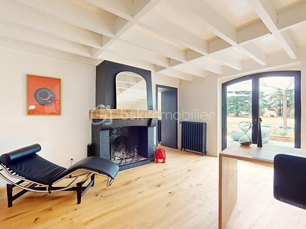 Venez découvrir cette superbe propriété composée d’une bastide du début du XIXème de plus de 310 m² habitables entièrement rénovée en 2024 avec dépendance et piscine au sein d'un parc arboré de 3 ha et située à moins de 20 minutes seulement des portes de Toulouse.

Au calme et sans aucun vis-à-vis, elle offre un lieu de vie véritablement unique de par la beauté et la simplicité de son architecture même, la qualité de sa rénovation intérieure mariant élégamment chaleur et cachet de l’ancien à un style résolument contemporain aux lignes épurées, que par l’environnement privilégié dans lequel elle se trouve.
Ce qui en fait également un bien d’exception, est sa rénovation récente complète où tout a été repensé et refait intégralement à neuf : toiture, plomberie, électricité, peintures, sols, cuisine, salles d’eau, menuiseries, isolation, fosse septique, piscine, etc. 
Il est en effet rare de pouvoir acquérir un bien ancien sans aucun travaux à prévoir et en toute sécurité.
Enfin, la maison séduit également par ses volumes généreux, sa luminosité, la fluidité dans ses espaces, ses prestations haut de gamme et son agencement intérieur.

Vous découvrirez au Rez-de-chaussée :
 Une entrée spacieuse, un salon traversant avec poêle à bois, un bureau avec cheminée, une salle-à-manger dotée également d’une cheminée, une cuisine entièrement aménagée et équipée SCHMIDT avec hotte intégrée à la plaque de cuisson - toutes ces pièces principales étant ouvertes sur l’extérieur - ainsi qu’une buanderie et un WC indépendant.
L’étage, quant à lui, dessert :
Une grande suite avec salle d’eau et son dressing de plus de 13 m², deux chambres indépendantes d'environ 14 m² chacune, une salle de bain, une seconde suite avec sa salle d’eau, une salle de jeux spacieuse à investir selon vos envies (5ème chambre, espace détente, …), un WC indépendant.

A l’extérieur vous serez séduit par l’étendue de son parc aux espaces dégagés et aux parties boisées d’essences diverses et variées, ses trois puits, sa longue allée privative menant directement à la maison, le charme de sa dépendance de plus de 60 m² accueillant garage, atelier, chaufferie et local technique pour la piscine ainsi que par la terrasse de plus de 180 m²qui entoure la maison.

C’est grand, c’est beau, c'est simple et raffiné à la fois. Cette propriété, bien rare dans le secteur, est un vrai coup de cœur ! 

Les + : piscine au sel 12x3,5 de 2025 avec margelle en pierre d'Egypte ; chauffage central par chaudière à granulés HARGASSNER ; menuiseries aluminium double vitrage 6/20/4 ; portail et visiophone ; terrain de tennis à l’abandon pouvant être rénové
Les ++ : prestations haut de gamme, garanties décennales, environnement privilégié, 10 minutes 

Visite virtuelle et plans disponibles sur demande.

Pour plus d’informations ou pour organiser une visite, contactez Pascale LOUVET, votre conseillère immobilière spécialiste du secteur, disponible 7 jours sur 7.

************************************************
Under twenty minutes from Toulouse, this remarkable early-19th-century bastide has been completely refurbished in 2024 and offers more than 310 m² of elegant living space. Set within 3 hectares of landscaped grounds, it includes a charming outbuilding and a brand-new swimming pool.

Peaceful, private and surrounded by nature, the property combines the character of a historic home with the comfort and refinement of a contemporary renovation. Every element has been redone — roof, electrics, plumbing, insulation, windows, kitchen, bathrooms, septic tank and pool — making it a rare opportunity to enjoy a period home with no work required.

Inside, generous volumes, natural light and a fluid layout define the atmosphere. The ground floor features a spacious entrance hall, a bright living room with wood stove, a study and dining room each with fireplace, and a fully fitted SCHMIDT kitchen opening onto the garden. Utility room and guest WC complete this level.

Upstairs are two en-suite bedrooms, two additional bedrooms, a family bathroom and a large multipurpose room that can serve as a fifth bedroom or leisure space.

Outdoors, the long private driveway, mature trees, three wells and over 180 m² of terrace create a truly exceptional setting. The 60 m² outbuilding offers a garage, workshop, boiler room and pool equipment.

Highlights:
- Saltwater pool (12 × 3.5 m – 2025), HARGASSNER pellet boiler, aluminium double glazing, electric gate and videophone, unused tennis court with renovation potential. High-end finishes and ten-year warranties throughout.

Virtual tour and floor plans available on request.

For further details or to arrange a viewing, please contact Pascale LOUVET, your local real-estate specialist, available 7 days a week.
.
