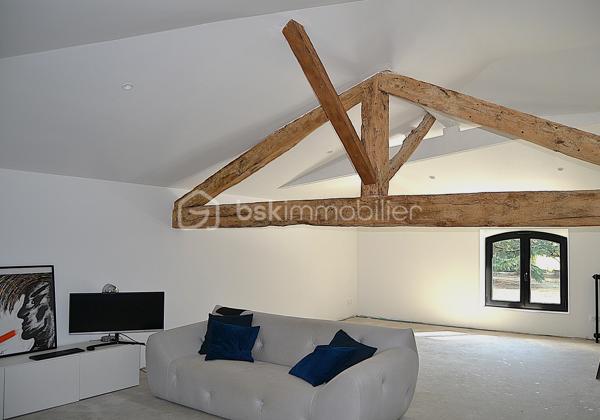 Venez découvrir cette superbe propriété composée d’une bastide du début du XIXème de plus de 310 m² habitables entièrement rénovée en 2024 avec dépendance et piscine au sein d'un parc arboré de 3 ha et située à moins de 20 minutes seulement des portes de Toulouse.

Au calme et sans aucun vis-à-vis, elle offre un lieu de vie véritablement unique de par la beauté et la simplicité de son architecture même, la qualité de sa rénovation intérieure mariant élégamment chaleur et cachet de l’ancien à un style résolument contemporain aux lignes épurées, que par l’environnement privilégié dans lequel elle se trouve.
Ce qui en fait également un bien d’exception, est sa rénovation récente complète où tout a été repensé et refait intégralement à neuf : toiture, plomberie, électricité, peintures, sols, cuisine, salles d’eau, menuiseries, isolation, fosse septique, piscine, etc. 
Il est en effet rare de pouvoir acquérir un bien ancien sans aucun travaux à prévoir et en toute sécurité.
Enfin, la maison séduit également par ses volumes généreux, sa luminosité, la fluidité dans ses espaces, ses prestations haut de gamme et son agencement intérieur.

Vous découvrirez au Rez-de-chaussée :
 Une entrée spacieuse, un salon traversant avec poêle à bois, un bureau avec cheminée, une salle-à-manger dotée également d’une cheminée, une cuisine entièrement aménagée et équipée SCHMIDT avec hotte intégrée à la plaque de cuisson - toutes ces pièces principales étant ouvertes sur l’extérieur - ainsi qu’une buanderie et un WC indépendant.
L’étage, quant à lui, dessert :
Une grande suite avec salle d’eau et son dressing de plus de 13 m², deux chambres indépendantes d'environ 14 m² chacune, une salle de bain, une seconde suite avec sa salle d’eau, une salle de jeux spacieuse à investir selon vos envies (5ème chambre, espace détente, …), un WC indépendant.

A l’extérieur vous serez séduit par l’étendue de son parc aux espaces dégagés et aux parties boisées d’essences diverses et variées, ses trois puits, sa longue allée privative menant directement à la maison, le charme de sa dépendance de plus de 60 m² accueillant garage, atelier, chaufferie et local technique pour la piscine ainsi que par la terrasse de plus de 180 m²qui entoure la maison.

C’est grand, c’est beau, c'est simple et raffiné à la fois. Cette propriété, bien rare dans le secteur, est un vrai coup de cœur ! 

Les + : piscine au sel 12x3,5 de 2025 avec margelle en pierre d'Egypte ; chauffage central par chaudière à granulés HARGASSNER ; menuiseries aluminium double vitrage 6/20/4 ; portail et visiophone ; terrain de tennis à l’abandon pouvant être rénové
Les ++ : prestations haut de gamme, garanties décennales, environnement privilégié, 10 minutes 

Visite virtuelle et plans disponibles sur demande.

Pour plus d’informations ou pour organiser une visite, contactez Pascale LOUVET, votre conseillère immobilière spécialiste du secteur, disponible 7 jours sur 7.

************************************************
Under twenty minutes from Toulouse, this remarkable early-19th-century bastide has been completely refurbished in 2024 and offers more than 310 m² of elegant living space. Set within 3 hectares of landscaped grounds, it includes a charming outbuilding and a brand-new swimming pool.

Peaceful, private and surrounded by nature, the property combines the character of a historic home with the comfort and refinement of a contemporary renovation. Every element has been redone — roof, electrics, plumbing, insulation, windows, kitchen, bathrooms, septic tank and pool — making it a rare opportunity to enjoy a period home with no work required.

Inside, generous volumes, natural light and a fluid layout define the atmosphere. The ground floor features a spacious entrance hall, a bright living room with wood stove, a study and dining room each with fireplace, and a fully fitted SCHMIDT kitchen opening onto the garden. Utility room and guest WC complete this level.

Upstairs are two en-suite bedrooms, two additional bedrooms, a family bathroom and a large multipurpose room that can serve as a fifth bedroom or leisure space.

Outdoors, the long private driveway, mature trees, three wells and over 180 m² of terrace create a truly exceptional setting. The 60 m² outbuilding offers a garage, workshop, boiler room and pool equipment.

Highlights:
- Saltwater pool (12 × 3.5 m – 2025), HARGASSNER pellet boiler, aluminium double glazing, electric gate and videophone, unused tennis court with renovation potential. High-end finishes and ten-year warranties throughout.

Virtual tour and floor plans available on request.

For further details or to arrange a viewing, please contact Pascale LOUVET, your local real-estate specialist, available 7 days a week.
.