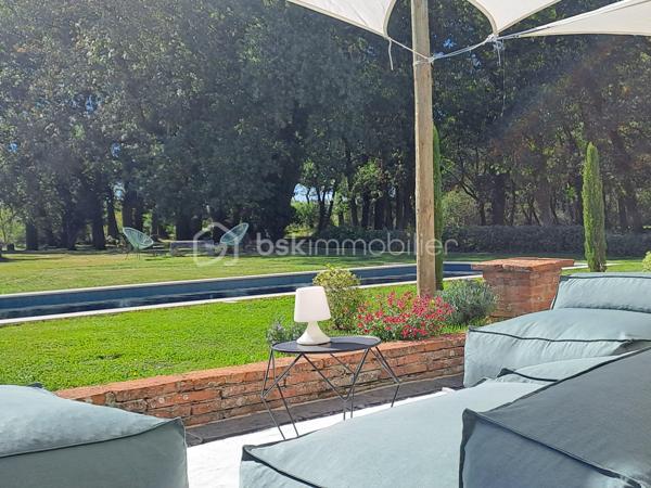 Venez découvrir cette superbe propriété composée d’une bastide du début du XIXème de plus de 310 m² habitables entièrement rénovée en 2024 avec dépendance et piscine au sein d'un parc arboré de 3 ha et située à moins de 20 minutes seulement des portes de Toulouse.

Au calme et sans aucun vis-à-vis, elle offre un lieu de vie véritablement unique de par la beauté et la simplicité de son architecture même, la qualité de sa rénovation intérieure mariant élégamment chaleur et cachet de l’ancien à un style résolument contemporain aux lignes épurées, que par l’environnement privilégié dans lequel elle se trouve.
Ce qui en fait également un bien d’exception, est sa rénovation récente complète où tout a été repensé et refait intégralement à neuf : toiture, plomberie, électricité, peintures, sols, cuisine, salles d’eau, menuiseries, isolation, fosse septique, piscine, etc. 
Il est en effet rare de pouvoir acquérir un bien ancien sans aucun travaux à prévoir et en toute sécurité.
Enfin, la maison séduit également par ses volumes généreux, sa luminosité, la fluidité dans ses espaces, ses prestations haut de gamme et son agencement intérieur.

Vous découvrirez au Rez-de-chaussée :
 Une entrée spacieuse, un salon traversant avec poêle à bois, un bureau avec cheminée, une salle-à-manger dotée également d’une cheminée, une cuisine entièrement aménagée et équipée SCHMIDT avec hotte intégrée à la plaque de cuisson - toutes ces pièces principales étant ouvertes sur l’extérieur - ainsi qu’une buanderie et un WC indépendant.
L’étage, quant à lui, dessert :
Une grande suite avec salle d’eau et son dressing de plus de 13 m², deux chambres indépendantes d'environ 14 m² chacune, une salle de bain, une seconde suite avec sa salle d’eau, une salle de jeux spacieuse à investir selon vos envies (5ème chambre, espace détente, …), un WC indépendant.

A l’extérieur vous serez séduit par l’étendue de son parc aux espaces dégagés et aux parties boisées d’essences diverses et variées, ses trois puits, sa longue allée privative menant directement à la maison, le charme de sa dépendance de plus de 60 m² accueillant garage, atelier, chaufferie et local technique pour la piscine ainsi que par la terrasse de plus de 180 m²qui entoure la maison.

C’est grand, c’est beau, c'est simple et raffiné à la fois. Cette propriété, bien rare dans le secteur, est un vrai coup de cœur ! 

Les + : piscine au sel 12x3,5 de 2025 avec margelle en pierre d'Egypte ; chauffage central par chaudière à granulés HARGASSNER ; menuiseries aluminium double vitrage 6/20/4 ; portail et visiophone ; terrain de tennis à l’abandon pouvant être rénové
Les ++ : prestations haut de gamme, garanties décennales, environnement privilégié, 10 minutes 

Visite virtuelle et plans disponibles sur demande.

Pour plus d’informations ou pour organiser une visite, contactez Pascale LOUVET, votre conseillère immobilière spécialiste du secteur, disponible 7 jours sur 7.

************************************************
Under twenty minutes from Toulouse, this remarkable early-19th-century bastide has been completely refurbished in 2024 and offers more than 310 m² of elegant living space. Set within 3 hectares of landscaped grounds, it includes a charming outbuilding and a brand-new swimming pool.

Peaceful, private and surrounded by nature, the property combines the character of a historic home with the comfort and refinement of a contemporary renovation. Every element has been redone — roof, electrics, plumbing, insulation, windows, kitchen, bathrooms, septic tank and pool — making it a rare opportunity to enjoy a period home with no work required.

Inside, generous volumes, natural light and a fluid layout define the atmosphere. The ground floor features a spacious entrance hall, a bright living room with wood stove, a study and dining room each with fireplace, and a fully fitted SCHMIDT kitchen opening onto the garden. Utility room and guest WC complete this level.

Upstairs are two en-suite bedrooms, two additional bedrooms, a family bathroom and a large multipurpose room that can serve as a fifth bedroom or leisure space.

Outdoors, the long private driveway, mature trees, three wells and over 180 m² of terrace create a truly exceptional setting. The 60 m² outbuilding offers a garage, workshop, boiler room and pool equipment.

Highlights:
- Saltwater pool (12 × 3.5 m – 2025), HARGASSNER pellet boiler, aluminium double glazing, electric gate and videophone, unused tennis court with renovation potential. High-end finishes and ten-year warranties throughout.

Virtual tour and floor plans available on request.

For further details or to arrange a viewing, please contact Pascale LOUVET, your local real-estate specialist, available 7 days a week.
.