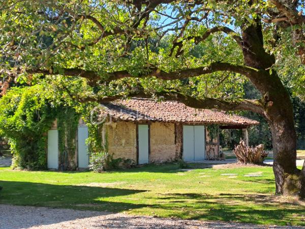 Venez découvrir cette superbe propriété composée d’une bastide du début du XIXème de plus de 310 m² habitables entièrement rénovée en 2024 avec dépendance et piscine au sein d'un parc arboré de 3 ha et située à moins de 20 minutes seulement des portes de Toulouse.

Au calme et sans aucun vis-à-vis, elle offre un lieu de vie véritablement unique de par la beauté et la simplicité de son architecture même, la qualité de sa rénovation intérieure mariant élégamment chaleur et cachet de l’ancien à un style résolument contemporain aux lignes épurées, que par l’environnement privilégié dans lequel elle se trouve.
Ce qui en fait également un bien d’exception, est sa rénovation récente complète où tout a été repensé et refait intégralement à neuf : toiture, plomberie, électricité, peintures, sols, cuisine, salles d’eau, menuiseries, isolation, fosse septique, piscine, etc. 
Il est en effet rare de pouvoir acquérir un bien ancien sans aucun travaux à prévoir et en toute sécurité.
Enfin, la maison séduit également par ses volumes généreux, sa luminosité, la fluidité dans ses espaces, ses prestations haut de gamme et son agencement intérieur.

Vous découvrirez au Rez-de-chaussée :
 Une entrée spacieuse, un salon traversant avec poêle à bois, un bureau avec cheminée, une salle-à-manger dotée également d’une cheminée, une cuisine entièrement aménagée et équipée SCHMIDT avec hotte intégrée à la plaque de cuisson - toutes ces pièces principales étant ouvertes sur l’extérieur - ainsi qu’une buanderie et un WC indépendant.
L’étage, quant à lui, dessert :
Une grande suite avec salle d’eau et son dressing de plus de 13 m², deux chambres indépendantes d'environ 14 m² chacune, une salle de bain, une seconde suite avec sa salle d’eau, une salle de jeux spacieuse à investir selon vos envies (5ème chambre, espace détente, …), un WC indépendant.

A l’extérieur vous serez séduit par l’étendue de son parc aux espaces dégagés et aux parties boisées d’essences diverses et variées, ses trois puits, sa longue allée privative menant directement à la maison, le charme de sa dépendance de plus de 60 m² accueillant garage, atelier, chaufferie et local technique pour la piscine ainsi que par la terrasse de plus de 180 m²qui entoure la maison.

C’est grand, c’est beau, c'est simple et raffiné à la fois. Cette propriété, bien rare dans le secteur, est un vrai coup de cœur ! 

Les + : piscine au sel 12x3,5 de 2025 avec margelle en pierre d'Egypte ; chauffage central par chaudière à granulés HARGASSNER ; menuiseries aluminium double vitrage 6/20/4 ; portail et visiophone ; terrain de tennis à l’abandon pouvant être rénové
Les ++ : prestations haut de gamme, garanties décennales, environnement privilégié, 10 minutes 

Visite virtuelle et plans disponibles sur demande.

Pour plus d’informations ou pour organiser une visite, contactez Pascale LOUVET, votre conseillère immobilière spécialiste du secteur, disponible 7 jours sur 7.

************************************************
Under twenty minutes from Toulouse, this remarkable early-19th-century bastide has been completely refurbished in 2024 and offers more than 310 m² of elegant living space. Set within 3 hectares of landscaped grounds, it includes a charming outbuilding and a brand-new swimming pool.

Peaceful, private and surrounded by nature, the property combines the character of a historic home with the comfort and refinement of a contemporary renovation. Every element has been redone — roof, electrics, plumbing, insulation, windows, kitchen, bathrooms, septic tank and pool — making it a rare opportunity to enjoy a period home with no work required.

Inside, generous volumes, natural light and a fluid layout define the atmosphere. The ground floor features a spacious entrance hall, a bright living room with wood stove, a study and dining room each with fireplace, and a fully fitted SCHMIDT kitchen opening onto the garden. Utility room and guest WC complete this level.

Upstairs are two en-suite bedrooms, two additional bedrooms, a family bathroom and a large multipurpose room that can serve as a fifth bedroom or leisure space.

Outdoors, the long private driveway, mature trees, three wells and over 180 m² of terrace create a truly exceptional setting. The 60 m² outbuilding offers a garage, workshop, boiler room and pool equipment.

Highlights:
- Saltwater pool (12 × 3.5 m – 2025), HARGASSNER pellet boiler, aluminium double glazing, electric gate and videophone, unused tennis court with renovation potential. High-end finishes and ten-year warranties throughout.

Virtual tour and floor plans available on request.

For further details or to arrange a viewing, please contact Pascale LOUVET, your local real-estate specialist, available 7 days a week.
.