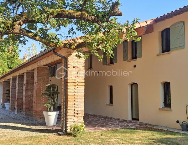 Venez découvrir cette superbe propriété composée d’une bastide du début du XIXème de plus de 310 m² habitables entièrement rénovée en 2024 avec dépendance et piscine au sein d'un parc arboré de 3 ha et située à moins de 20 minutes seulement des portes de Toulouse.

Au calme et sans aucun vis-à-vis, elle offre un lieu de vie véritablement unique de par la beauté et la simplicité de son architecture même, la qualité de sa rénovation intérieure mariant élégamment chaleur et cachet de l’ancien à un style résolument contemporain aux lignes épurées, que par l’environnement privilégié dans lequel elle se trouve.
Ce qui en fait également un bien d’exception, est sa rénovation récente complète où tout a été repensé et refait intégralement à neuf : toiture, plomberie, électricité, peintures, sols, cuisine, salles d’eau, menuiseries, isolation, fosse septique, piscine, etc. 
Il est en effet rare de pouvoir acquérir un bien ancien sans aucun travaux à prévoir et en toute sécurité.
Enfin, la maison séduit également par ses volumes généreux, sa luminosité, la fluidité dans ses espaces, ses prestations haut de gamme et son agencement intérieur.

Vous découvrirez au Rez-de-chaussée :
 Une entrée spacieuse, un salon traversant avec poêle à bois, un bureau avec cheminée, une salle-à-manger dotée également d’une cheminée, une cuisine entièrement aménagée et équipée SCHMIDT avec hotte intégrée à la plaque de cuisson - toutes ces pièces principales étant ouvertes sur l’extérieur - ainsi qu’une buanderie et un WC indépendant.
L’étage, quant à lui, dessert :
Une grande suite avec salle d’eau et son dressing de plus de 13 m², deux chambres indépendantes d'environ 14 m² chacune, une salle de bain, une seconde suite avec sa salle d’eau, une salle de jeux spacieuse à investir selon vos envies (5ème chambre, espace détente, …), un WC indépendant.

A l’extérieur vous serez séduit par l’étendue de son parc aux espaces dégagés et aux parties boisées d’essences diverses et variées, ses trois puits, sa longue allée privative menant directement à la maison, le charme de sa dépendance de plus de 60 m² accueillant garage, atelier, chaufferie et local technique pour la piscine ainsi que par la terrasse de plus de 180 m²qui entoure la maison.

C’est grand, c’est beau, c'est simple et raffiné à la fois. Cette propriété, bien rare dans le secteur, est un vrai coup de cœur ! 

Les + : piscine au sel 12x3,5 de 2025 avec margelle en pierre d'Egypte ; chauffage central par chaudière à granulés HARGASSNER ; menuiseries aluminium double vitrage 6/20/4 ; portail et visiophone ; terrain de tennis à l’abandon pouvant être rénové
Les ++ : prestations haut de gamme, garanties décennales, environnement privilégié, 10 minutes 

Visite virtuelle et plans disponibles sur demande.

Pour plus d’informations ou pour organiser une visite, contactez Pascale LOUVET, votre conseillère immobilière spécialiste du secteur, disponible 7 jours sur 7.

************************************************
Under twenty minutes from Toulouse, this remarkable early-19th-century bastide has been completely refurbished in 2024 and offers more than 310 m² of elegant living space. Set within 3 hectares of landscaped grounds, it includes a charming outbuilding and a brand-new swimming pool.

Peaceful, private and surrounded by nature, the property combines the character of a historic home with the comfort and refinement of a contemporary renovation. Every element has been redone — roof, electrics, plumbing, insulation, windows, kitchen, bathrooms, septic tank and pool — making it a rare opportunity to enjoy a period home with no work required.

Inside, generous volumes, natural light and a fluid layout define the atmosphere. The ground floor features a spacious entrance hall, a bright living room with wood stove, a study and dining room each with fireplace, and a fully fitted SCHMIDT kitchen opening onto the garden. Utility room and guest WC complete this level.

Upstairs are two en-suite bedrooms, two additional bedrooms, a family bathroom and a large multipurpose room that can serve as a fifth bedroom or leisure space.

Outdoors, the long private driveway, mature trees, three wells and over 180 m² of terrace create a truly exceptional setting. The 60 m² outbuilding offers a garage, workshop, boiler room and pool equipment.

Highlights:
- Saltwater pool (12 × 3.5 m – 2025), HARGASSNER pellet boiler, aluminium double glazing, electric gate and videophone, unused tennis court with renovation potential. High-end finishes and ten-year warranties throughout.

Virtual tour and floor plans available on request.

For further details or to arrange a viewing, please contact Pascale LOUVET, your local real-estate specialist, available 7 days a week.
.