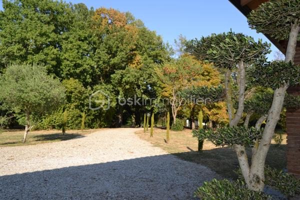 Venez découvrir cette superbe propriété composée d’une bastide du début du XIXème de plus de 310 m² habitables entièrement rénovée en 2024 avec dépendance et piscine au sein d'un parc arboré de 3 ha et située à moins de 20 minutes seulement des portes de Toulouse.

Au calme et sans aucun vis-à-vis, elle offre un lieu de vie véritablement unique de par la beauté et la simplicité de son architecture même, la qualité de sa rénovation intérieure mariant élégamment chaleur et cachet de l’ancien à un style résolument contemporain aux lignes épurées, que par l’environnement privilégié dans lequel elle se trouve.
Ce qui en fait également un bien d’exception, est sa rénovation récente complète où tout a été repensé et refait intégralement à neuf : toiture, plomberie, électricité, peintures, sols, cuisine, salles d’eau, menuiseries, isolation, fosse septique, piscine, etc. 
Il est en effet rare de pouvoir acquérir un bien ancien sans aucun travaux à prévoir et en toute sécurité.
Enfin, la maison séduit également par ses volumes généreux, sa luminosité, la fluidité dans ses espaces, ses prestations haut de gamme et son agencement intérieur.

Vous découvrirez au Rez-de-chaussée :
 Une entrée spacieuse, un salon traversant avec poêle à bois, un bureau avec cheminée, une salle-à-manger dotée également d’une cheminée, une cuisine entièrement aménagée et équipée SCHMIDT avec hotte intégrée à la plaque de cuisson - toutes ces pièces principales étant ouvertes sur l’extérieur - ainsi qu’une buanderie et un WC indépendant.
L’étage, quant à lui, dessert :
Une grande suite avec salle d’eau et son dressing de plus de 13 m², deux chambres indépendantes d'environ 14 m² chacune, une salle de bain, une seconde suite avec sa salle d’eau, une salle de jeux spacieuse à investir selon vos envies (5ème chambre, espace détente, …), un WC indépendant.

A l’extérieur vous serez séduit par l’étendue de son parc aux espaces dégagés et aux parties boisées d’essences diverses et variées, ses trois puits, sa longue allée privative menant directement à la maison, le charme de sa dépendance de plus de 60 m² accueillant garage, atelier, chaufferie et local technique pour la piscine ainsi que par la terrasse de plus de 180 m²qui entoure la maison.

C’est grand, c’est beau, c'est simple et raffiné à la fois. Cette propriété, bien rare dans le secteur, est un vrai coup de cœur ! 

Les + : piscine au sel 12x3,5 de 2025 avec margelle en pierre d'Egypte ; chauffage central par chaudière à granulés HARGASSNER ; menuiseries aluminium double vitrage 6/20/4 ; portail et visiophone ; terrain de tennis à l’abandon pouvant être rénové
Les ++ : prestations haut de gamme, garanties décennales, environnement privilégié, 10 minutes 

Visite virtuelle et plans disponibles sur demande.

Pour plus d’informations ou pour organiser une visite, contactez Pascale LOUVET, votre conseillère immobilière spécialiste du secteur, disponible 7 jours sur 7.

************************************************
Under twenty minutes from Toulouse, this remarkable early-19th-century bastide has been completely refurbished in 2024 and offers more than 310 m² of elegant living space. Set within 3 hectares of landscaped grounds, it includes a charming outbuilding and a brand-new swimming pool.

Peaceful, private and surrounded by nature, the property combines the character of a historic home with the comfort and refinement of a contemporary renovation. Every element has been redone — roof, electrics, plumbing, insulation, windows, kitchen, bathrooms, septic tank and pool — making it a rare opportunity to enjoy a period home with no work required.

Inside, generous volumes, natural light and a fluid layout define the atmosphere. The ground floor features a spacious entrance hall, a bright living room with wood stove, a study and dining room each with fireplace, and a fully fitted SCHMIDT kitchen opening onto the garden. Utility room and guest WC complete this level.

Upstairs are two en-suite bedrooms, two additional bedrooms, a family bathroom and a large multipurpose room that can serve as a fifth bedroom or leisure space.

Outdoors, the long private driveway, mature trees, three wells and over 180 m² of terrace create a truly exceptional setting. The 60 m² outbuilding offers a garage, workshop, boiler room and pool equipment.

Highlights:
- Saltwater pool (12 × 3.5 m – 2025), HARGASSNER pellet boiler, aluminium double glazing, electric gate and videophone, unused tennis court with renovation potential. High-end finishes and ten-year warranties throughout.

Virtual tour and floor plans available on request.

For further details or to arrange a viewing, please contact Pascale LOUVET, your local real-estate specialist, available 7 days a week.
.