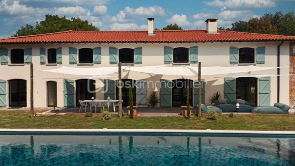 Venez découvrir cette superbe propriété composée d’une bastide du début du XIXème de plus de 310 m² habitables entièrement rénovée en 2024 avec dépendance et piscine au sein d'un parc arboré de 3 ha et située à moins de 20 minutes seulement des portes de Toulouse.

Au calme et sans aucun vis-à-vis, elle offre un lieu de vie véritablement unique de par la beauté et la simplicité de son architecture même, la qualité de sa rénovation intérieure mariant élégamment chaleur et cachet de l’ancien à un style résolument contemporain aux lignes épurées, que par l’environnement privilégié dans lequel elle se trouve.
Ce qui en fait également un bien d’exception, est sa rénovation récente complète où tout a été repensé et refait intégralement à neuf : toiture, plomberie, électricité, peintures, sols, cuisine, salles d’eau, menuiseries, isolation, fosse septique, piscine, etc. 
Il est en effet rare de pouvoir acquérir un bien ancien sans aucun travaux à prévoir et en toute sécurité.
Enfin, la maison séduit également par ses volumes généreux, sa luminosité, la fluidité dans ses espaces, ses prestations haut de gamme et son agencement intérieur.

Vous découvrirez au Rez-de-chaussée :
 Une entrée spacieuse, un salon traversant avec poêle à bois, un bureau avec cheminée, une salle-à-manger dotée également d’une cheminée, une cuisine entièrement aménagée et équipée SCHMIDT avec hotte intégrée à la plaque de cuisson - toutes ces pièces principales étant ouvertes sur l’extérieur - ainsi qu’une buanderie et un WC indépendant.
L’étage, quant à lui, dessert :
Une grande suite avec salle d’eau et son dressing de plus de 13 m², deux chambres indépendantes d'environ 14 m² chacune, une salle de bain, une seconde suite avec sa salle d’eau, une salle de jeux spacieuse à investir selon vos envies (5ème chambre, espace détente, …), un WC indépendant.

A l’extérieur vous serez séduit par l’étendue de son parc aux espaces dégagés et aux parties boisées d’essences diverses et variées, ses trois puits, sa longue allée privative menant directement à la maison, le charme de sa dépendance de plus de 60 m² accueillant garage, atelier, chaufferie et local technique pour la piscine ainsi que par la terrasse de plus de 180 m²qui entoure la maison.

C’est grand, c’est beau, c'est simple et raffiné à la fois. Cette propriété, bien rare dans le secteur, est un vrai coup de cœur ! 

Les + : piscine au sel 12x3,5 de 2025 avec margelle en pierre d'Egypte ; chauffage central par chaudière à granulés HARGASSNER ; menuiseries aluminium double vitrage 6/20/4 ; portail et visiophone ; terrain de tennis à l’abandon pouvant être rénové
Les ++ : prestations haut de gamme, garanties décennales, environnement privilégié, 10 minutes 

Visite virtuelle et plans disponibles sur demande.

Pour plus d’informations ou pour organiser une visite, contactez Pascale LOUVET, votre conseillère immobilière spécialiste du secteur, disponible 7 jours sur 7.

************************************************
Under twenty minutes from Toulouse, this remarkable early-19th-century bastide has been completely refurbished in 2024 and offers more than 310 m² of elegant living space. Set within 3 hectares of landscaped grounds, it includes a charming outbuilding and a brand-new swimming pool.

Peaceful, private and surrounded by nature, the property combines the character of a historic home with the comfort and refinement of a contemporary renovation. Every element has been redone — roof, electrics, plumbing, insulation, windows, kitchen, bathrooms, septic tank and pool — making it a rare opportunity to enjoy a period home with no work required.

Inside, generous volumes, natural light and a fluid layout define the atmosphere. The ground floor features a spacious entrance hall, a bright living room with wood stove, a study and dining room each with fireplace, and a fully fitted SCHMIDT kitchen opening onto the garden. Utility room and guest WC complete this level.

Upstairs are two en-suite bedrooms, two additional bedrooms, a family bathroom and a large multipurpose room that can serve as a fifth bedroom or leisure space.

Outdoors, the long private driveway, mature trees, three wells and over 180 m² of terrace create a truly exceptional setting. The 60 m² outbuilding offers a garage, workshop, boiler room and pool equipment.

Highlights:
- Saltwater pool (12 × 3.5 m – 2025), HARGASSNER pellet boiler, aluminium double glazing, electric gate and videophone, unused tennis court with renovation potential. High-end finishes and ten-year warranties throughout.

Virtual tour and floor plans available on request.

For further details or to arrange a viewing, please contact Pascale LOUVET, your local real-estate specialist, available 7 days a week.
.
