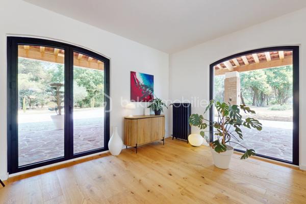 Venez découvrir cette superbe propriété composée d’une bastide du début du XIXème de plus de 310 m² habitables entièrement rénovée en 2024 avec dépendance et piscine au sein d'un parc arboré de 3 ha et située à moins de 20 minutes seulement des portes de Toulouse.

Au calme et sans aucun vis-à-vis, elle offre un lieu de vie véritablement unique de par la beauté et la simplicité de son architecture même, la qualité de sa rénovation intérieure mariant élégamment chaleur et cachet de l’ancien à un style résolument contemporain aux lignes épurées, que par l’environnement privilégié dans lequel elle se trouve.
Ce qui en fait également un bien d’exception, est sa rénovation récente complète où tout a été repensé et refait intégralement à neuf : toiture, plomberie, électricité, peintures, sols, cuisine, salles d’eau, menuiseries, isolation, fosse septique, piscine, etc. 
Il est en effet rare de pouvoir acquérir un bien ancien sans aucun travaux à prévoir et en toute sécurité.
Enfin, la maison séduit également par ses volumes généreux, sa luminosité, la fluidité dans ses espaces, ses prestations haut de gamme et son agencement intérieur.

Vous découvrirez au Rez-de-chaussée :
 Une entrée spacieuse, un salon traversant avec poêle à bois, un bureau avec cheminée, une salle-à-manger dotée également d’une cheminée, une cuisine entièrement aménagée et équipée SCHMIDT avec hotte intégrée à la plaque de cuisson - toutes ces pièces principales étant ouvertes sur l’extérieur - ainsi qu’une buanderie et un WC indépendant.
L’étage, quant à lui, dessert :
Une grande suite avec salle d’eau et son dressing de plus de 13 m², deux chambres indépendantes d'environ 14 m² chacune, une salle de bain, une seconde suite avec sa salle d’eau, une salle de jeux spacieuse à investir selon vos envies (5ème chambre, espace détente, …), un WC indépendant.

A l’extérieur vous serez séduit par l’étendue de son parc aux espaces dégagés et aux parties boisées d’essences diverses et variées, ses trois puits, sa longue allée privative menant directement à la maison, le charme de sa dépendance de plus de 60 m² accueillant garage, atelier, chaufferie et local technique pour la piscine ainsi que par la terrasse de plus de 180 m²qui entoure la maison.

C’est grand, c’est beau, c'est simple et raffiné à la fois. Cette propriété, bien rare dans le secteur, est un vrai coup de cœur ! 

Les + : piscine au sel 12x3,5 de 2025 avec margelle en pierre d'Egypte ; chauffage central par chaudière à granulés HARGASSNER ; menuiseries aluminium double vitrage 6/20/4 ; portail et visiophone ; terrain de tennis à l’abandon pouvant être rénové
Les ++ : prestations haut de gamme, garanties décennales, environnement privilégié, 10 minutes 

Visite virtuelle et plans disponibles sur demande.

Pour plus d’informations ou pour organiser une visite, contactez Pascale LOUVET, votre conseillère immobilière spécialiste du secteur, disponible 7 jours sur 7.

************************************************
Under twenty minutes from Toulouse, this remarkable early-19th-century bastide has been completely refurbished in 2024 and offers more than 310 m² of elegant living space. Set within 3 hectares of landscaped grounds, it includes a charming outbuilding and a brand-new swimming pool.

Peaceful, private and surrounded by nature, the property combines the character of a historic home with the comfort and refinement of a contemporary renovation. Every element has been redone — roof, electrics, plumbing, insulation, windows, kitchen, bathrooms, septic tank and pool — making it a rare opportunity to enjoy a period home with no work required.

Inside, generous volumes, natural light and a fluid layout define the atmosphere. The ground floor features a spacious entrance hall, a bright living room with wood stove, a study and dining room each with fireplace, and a fully fitted SCHMIDT kitchen opening onto the garden. Utility room and guest WC complete this level.

Upstairs are two en-suite bedrooms, two additional bedrooms, a family bathroom and a large multipurpose room that can serve as a fifth bedroom or leisure space.

Outdoors, the long private driveway, mature trees, three wells and over 180 m² of terrace create a truly exceptional setting. The 60 m² outbuilding offers a garage, workshop, boiler room and pool equipment.

Highlights:
- Saltwater pool (12 × 3.5 m – 2025), HARGASSNER pellet boiler, aluminium double glazing, electric gate and videophone, unused tennis court with renovation potential. High-end finishes and ten-year warranties throughout.

Virtual tour and floor plans available on request.

For further details or to arrange a viewing, please contact Pascale LOUVET, your local real-estate specialist, available 7 days a week.
.