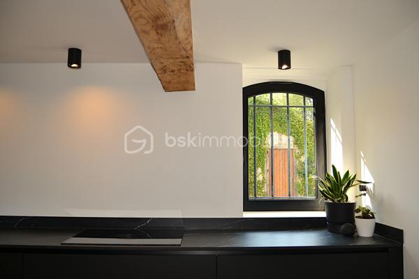 Venez découvrir cette superbe propriété composée d’une bastide du début du XIXème de plus de 310 m² habitables entièrement rénovée en 2024 avec dépendance et piscine au sein d'un parc arboré de 3 ha et située à moins de 20 minutes seulement des portes de Toulouse.

Au calme et sans aucun vis-à-vis, elle offre un lieu de vie véritablement unique de par la beauté et la simplicité de son architecture même, la qualité de sa rénovation intérieure mariant élégamment chaleur et cachet de l’ancien à un style résolument contemporain aux lignes épurées, que par l’environnement privilégié dans lequel elle se trouve.
Ce qui en fait également un bien d’exception, est sa rénovation récente complète où tout a été repensé et refait intégralement à neuf : toiture, plomberie, électricité, peintures, sols, cuisine, salles d’eau, menuiseries, isolation, fosse septique, piscine, etc. 
Il est en effet rare de pouvoir acquérir un bien ancien sans aucun travaux à prévoir et en toute sécurité.
Enfin, la maison séduit également par ses volumes généreux, sa luminosité, la fluidité dans ses espaces, ses prestations haut de gamme et son agencement intérieur.

Vous découvrirez au Rez-de-chaussée :
 Une entrée spacieuse, un salon traversant avec poêle à bois, un bureau avec cheminée, une salle-à-manger dotée également d’une cheminée, une cuisine entièrement aménagée et équipée SCHMIDT avec hotte intégrée à la plaque de cuisson - toutes ces pièces principales étant ouvertes sur l’extérieur - ainsi qu’une buanderie et un WC indépendant.
L’étage, quant à lui, dessert :
Une grande suite avec salle d’eau et son dressing de plus de 13 m², deux chambres indépendantes d'environ 14 m² chacune, une salle de bain, une seconde suite avec sa salle d’eau, une salle de jeux spacieuse à investir selon vos envies (5ème chambre, espace détente, …), un WC indépendant.

A l’extérieur vous serez séduit par l’étendue de son parc aux espaces dégagés et aux parties boisées d’essences diverses et variées, ses trois puits, sa longue allée privative menant directement à la maison, le charme de sa dépendance de plus de 60 m² accueillant garage, atelier, chaufferie et local technique pour la piscine ainsi que par la terrasse de plus de 180 m²qui entoure la maison.

C’est grand, c’est beau, c'est simple et raffiné à la fois. Cette propriété, bien rare dans le secteur, est un vrai coup de cœur ! 

Les + : piscine au sel 12x3,5 de 2025 avec margelle en pierre d'Egypte ; chauffage central par chaudière à granulés HARGASSNER ; menuiseries aluminium double vitrage 6/20/4 ; portail et visiophone ; terrain de tennis à l’abandon pouvant être rénové
Les ++ : prestations haut de gamme, garanties décennales, environnement privilégié, 10 minutes 

Visite virtuelle et plans disponibles sur demande.

Pour plus d’informations ou pour organiser une visite, contactez Pascale LOUVET, votre conseillère immobilière spécialiste du secteur, disponible 7 jours sur 7.

************************************************
Under twenty minutes from Toulouse, this remarkable early-19th-century bastide has been completely refurbished in 2024 and offers more than 310 m² of elegant living space. Set within 3 hectares of landscaped grounds, it includes a charming outbuilding and a brand-new swimming pool.

Peaceful, private and surrounded by nature, the property combines the character of a historic home with the comfort and refinement of a contemporary renovation. Every element has been redone — roof, electrics, plumbing, insulation, windows, kitchen, bathrooms, septic tank and pool — making it a rare opportunity to enjoy a period home with no work required.

Inside, generous volumes, natural light and a fluid layout define the atmosphere. The ground floor features a spacious entrance hall, a bright living room with wood stove, a study and dining room each with fireplace, and a fully fitted SCHMIDT kitchen opening onto the garden. Utility room and guest WC complete this level.

Upstairs are two en-suite bedrooms, two additional bedrooms, a family bathroom and a large multipurpose room that can serve as a fifth bedroom or leisure space.

Outdoors, the long private driveway, mature trees, three wells and over 180 m² of terrace create a truly exceptional setting. The 60 m² outbuilding offers a garage, workshop, boiler room and pool equipment.

Highlights:
- Saltwater pool (12 × 3.5 m – 2025), HARGASSNER pellet boiler, aluminium double glazing, electric gate and videophone, unused tennis court with renovation potential. High-end finishes and ten-year warranties throughout.

Virtual tour and floor plans available on request.

For further details or to arrange a viewing, please contact Pascale LOUVET, your local real-estate specialist, available 7 days a week.
.