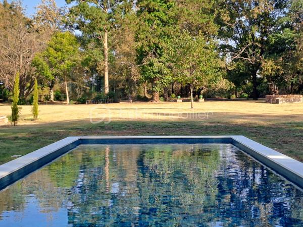Venez découvrir cette superbe propriété composée d’une bastide du début du XIXème de plus de 310 m² habitables entièrement rénovée en 2024 avec dépendance et piscine au sein d'un parc arboré de 3 ha et située à moins de 20 minutes seulement des portes de Toulouse.

Au calme et sans aucun vis-à-vis, elle offre un lieu de vie véritablement unique de par la beauté et la simplicité de son architecture même, la qualité de sa rénovation intérieure mariant élégamment chaleur et cachet de l’ancien à un style résolument contemporain aux lignes épurées, que par l’environnement privilégié dans lequel elle se trouve.
Ce qui en fait également un bien d’exception, est sa rénovation récente complète où tout a été repensé et refait intégralement à neuf : toiture, plomberie, électricité, peintures, sols, cuisine, salles d’eau, menuiseries, isolation, fosse septique, piscine, etc. 
Il est en effet rare de pouvoir acquérir un bien ancien sans aucun travaux à prévoir et en toute sécurité.
Enfin, la maison séduit également par ses volumes généreux, sa luminosité, la fluidité dans ses espaces, ses prestations haut de gamme et son agencement intérieur.

Vous découvrirez au Rez-de-chaussée :
 Une entrée spacieuse, un salon traversant avec poêle à bois, un bureau avec cheminée, une salle-à-manger dotée également d’une cheminée, une cuisine entièrement aménagée et équipée SCHMIDT avec hotte intégrée à la plaque de cuisson - toutes ces pièces principales étant ouvertes sur l’extérieur - ainsi qu’une buanderie et un WC indépendant.
L’étage, quant à lui, dessert :
Une grande suite avec salle d’eau et son dressing de plus de 13 m², deux chambres indépendantes d'environ 14 m² chacune, une salle de bain, une seconde suite avec sa salle d’eau, une salle de jeux spacieuse à investir selon vos envies (5ème chambre, espace détente, …), un WC indépendant.

A l’extérieur vous serez séduit par l’étendue de son parc aux espaces dégagés et aux parties boisées d’essences diverses et variées, ses trois puits, sa longue allée privative menant directement à la maison, le charme de sa dépendance de plus de 60 m² accueillant garage, atelier, chaufferie et local technique pour la piscine ainsi que par la terrasse de plus de 180 m²qui entoure la maison.

C’est grand, c’est beau, c'est simple et raffiné à la fois. Cette propriété, bien rare dans le secteur, est un vrai coup de cœur ! 

Les + : piscine au sel 12x3,5 de 2025 avec margelle en pierre d'Egypte ; chauffage central par chaudière à granulés HARGASSNER ; menuiseries aluminium double vitrage 6/20/4 ; portail et visiophone ; terrain de tennis à l’abandon pouvant être rénové
Les ++ : prestations haut de gamme, garanties décennales, environnement privilégié, 10 minutes 

Visite virtuelle et plans disponibles sur demande.

Pour plus d’informations ou pour organiser une visite, contactez Pascale LOUVET, votre conseillère immobilière spécialiste du secteur, disponible 7 jours sur 7.

************************************************
Under twenty minutes from Toulouse, this remarkable early-19th-century bastide has been completely refurbished in 2024 and offers more than 310 m² of elegant living space. Set within 3 hectares of landscaped grounds, it includes a charming outbuilding and a brand-new swimming pool.

Peaceful, private and surrounded by nature, the property combines the character of a historic home with the comfort and refinement of a contemporary renovation. Every element has been redone — roof, electrics, plumbing, insulation, windows, kitchen, bathrooms, septic tank and pool — making it a rare opportunity to enjoy a period home with no work required.

Inside, generous volumes, natural light and a fluid layout define the atmosphere. The ground floor features a spacious entrance hall, a bright living room with wood stove, a study and dining room each with fireplace, and a fully fitted SCHMIDT kitchen opening onto the garden. Utility room and guest WC complete this level.

Upstairs are two en-suite bedrooms, two additional bedrooms, a family bathroom and a large multipurpose room that can serve as a fifth bedroom or leisure space.

Outdoors, the long private driveway, mature trees, three wells and over 180 m² of terrace create a truly exceptional setting. The 60 m² outbuilding offers a garage, workshop, boiler room and pool equipment.

Highlights:
- Saltwater pool (12 × 3.5 m – 2025), HARGASSNER pellet boiler, aluminium double glazing, electric gate and videophone, unused tennis court with renovation potential. High-end finishes and ten-year warranties throughout.

Virtual tour and floor plans available on request.

For further details or to arrange a viewing, please contact Pascale LOUVET, your local real-estate specialist, available 7 days a week.
.