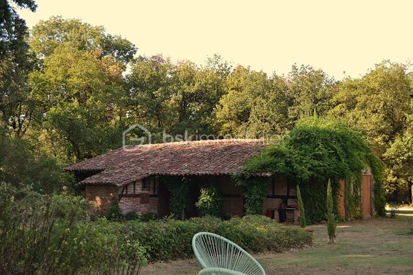 Venez découvrir cette superbe propriété composée d’une bastide du début du XIXème de plus de 310 m² habitables entièrement rénovée en 2024 avec dépendance et piscine au sein d'un parc arboré de 3 ha et située à moins de 20 minutes seulement des portes de Toulouse.

Au calme et sans aucun vis-à-vis, elle offre un lieu de vie véritablement unique de par la beauté et la simplicité de son architecture même, la qualité de sa rénovation intérieure mariant élégamment chaleur et cachet de l’ancien à un style résolument contemporain aux lignes épurées, que par l’environnement privilégié dans lequel elle se trouve.
Ce qui en fait également un bien d’exception, est sa rénovation récente complète où tout a été repensé et refait intégralement à neuf : toiture, plomberie, électricité, peintures, sols, cuisine, salles d’eau, menuiseries, isolation, fosse septique, piscine, etc. 
Il est en effet rare de pouvoir acquérir un bien ancien sans aucun travaux à prévoir et en toute sécurité.
Enfin, la maison séduit également par ses volumes généreux, sa luminosité, la fluidité dans ses espaces, ses prestations haut de gamme et son agencement intérieur.

Vous découvrirez au Rez-de-chaussée :
 Une entrée spacieuse, un salon traversant avec poêle à bois, un bureau avec cheminée, une salle-à-manger dotée également d’une cheminée, une cuisine entièrement aménagée et équipée SCHMIDT avec hotte intégrée à la plaque de cuisson - toutes ces pièces principales étant ouvertes sur l’extérieur - ainsi qu’une buanderie et un WC indépendant.
L’étage, quant à lui, dessert :
Une grande suite avec salle d’eau et son dressing de plus de 13 m², deux chambres indépendantes d'environ 14 m² chacune, une salle de bain, une seconde suite avec sa salle d’eau, une salle de jeux spacieuse à investir selon vos envies (5ème chambre, espace détente, …), un WC indépendant.

A l’extérieur vous serez séduit par l’étendue de son parc aux espaces dégagés et aux parties boisées d’essences diverses et variées, ses trois puits, sa longue allée privative menant directement à la maison, le charme de sa dépendance de plus de 60 m² accueillant garage, atelier, chaufferie et local technique pour la piscine ainsi que par la terrasse de plus de 180 m²qui entoure la maison.

C’est grand, c’est beau, c'est simple et raffiné à la fois. Cette propriété, bien rare dans le secteur, est un vrai coup de cœur ! 

Les + : piscine au sel 12x3,5 de 2025 avec margelle en pierre d'Egypte ; chauffage central par chaudière à granulés HARGASSNER ; menuiseries aluminium double vitrage 6/20/4 ; portail et visiophone ; terrain de tennis à l’abandon pouvant être rénové
Les ++ : prestations haut de gamme, garanties décennales, environnement privilégié, 10 minutes 

Visite virtuelle et plans disponibles sur demande.

Pour plus d’informations ou pour organiser une visite, contactez Pascale LOUVET, votre conseillère immobilière spécialiste du secteur, disponible 7 jours sur 7.

************************************************
Under twenty minutes from Toulouse, this remarkable early-19th-century bastide has been completely refurbished in 2024 and offers more than 310 m² of elegant living space. Set within 3 hectares of landscaped grounds, it includes a charming outbuilding and a brand-new swimming pool.

Peaceful, private and surrounded by nature, the property combines the character of a historic home with the comfort and refinement of a contemporary renovation. Every element has been redone — roof, electrics, plumbing, insulation, windows, kitchen, bathrooms, septic tank and pool — making it a rare opportunity to enjoy a period home with no work required.

Inside, generous volumes, natural light and a fluid layout define the atmosphere. The ground floor features a spacious entrance hall, a bright living room with wood stove, a study and dining room each with fireplace, and a fully fitted SCHMIDT kitchen opening onto the garden. Utility room and guest WC complete this level.

Upstairs are two en-suite bedrooms, two additional bedrooms, a family bathroom and a large multipurpose room that can serve as a fifth bedroom or leisure space.

Outdoors, the long private driveway, mature trees, three wells and over 180 m² of terrace create a truly exceptional setting. The 60 m² outbuilding offers a garage, workshop, boiler room and pool equipment.

Highlights:
- Saltwater pool (12 × 3.5 m – 2025), HARGASSNER pellet boiler, aluminium double glazing, electric gate and videophone, unused tennis court with renovation potential. High-end finishes and ten-year warranties throughout.

Virtual tour and floor plans available on request.

For further details or to arrange a viewing, please contact Pascale LOUVET, your local real-estate specialist, available 7 days a week.
.