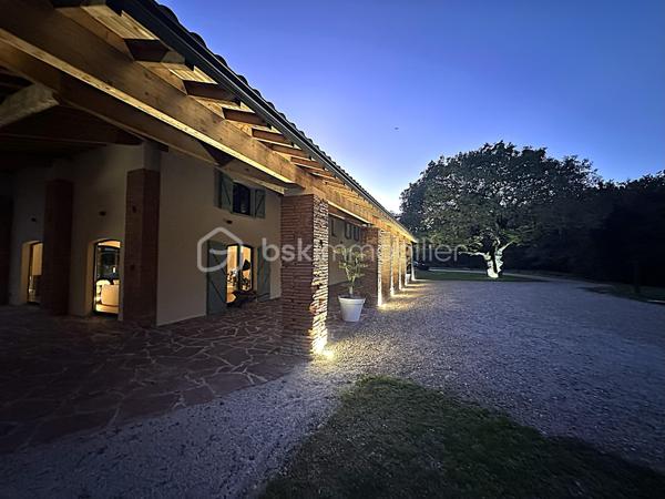 Venez découvrir cette superbe propriété composée d’une bastide du début du XIXème de plus de 310 m² habitables entièrement rénovée en 2024 avec dépendance et piscine au sein d'un parc arboré de 3 ha et située à moins de 20 minutes seulement des portes de Toulouse.

Au calme et sans aucun vis-à-vis, elle offre un lieu de vie véritablement unique de par la beauté et la simplicité de son architecture même, la qualité de sa rénovation intérieure mariant élégamment chaleur et cachet de l’ancien à un style résolument contemporain aux lignes épurées, que par l’environnement privilégié dans lequel elle se trouve.
Ce qui en fait également un bien d’exception, est sa rénovation récente complète où tout a été repensé et refait intégralement à neuf : toiture, plomberie, électricité, peintures, sols, cuisine, salles d’eau, menuiseries, isolation, fosse septique, piscine, etc. 
Il est en effet rare de pouvoir acquérir un bien ancien sans aucun travaux à prévoir et en toute sécurité.
Enfin, la maison séduit également par ses volumes généreux, sa luminosité, la fluidité dans ses espaces, ses prestations haut de gamme et son agencement intérieur.

Vous découvrirez au Rez-de-chaussée :
 Une entrée spacieuse, un salon traversant avec poêle à bois, un bureau avec cheminée, une salle-à-manger dotée également d’une cheminée, une cuisine entièrement aménagée et équipée SCHMIDT avec hotte intégrée à la plaque de cuisson - toutes ces pièces principales étant ouvertes sur l’extérieur - ainsi qu’une buanderie et un WC indépendant.
L’étage, quant à lui, dessert :
Une grande suite avec salle d’eau et son dressing de plus de 13 m², deux chambres indépendantes d'environ 14 m² chacune, une salle de bain, une seconde suite avec sa salle d’eau, une salle de jeux spacieuse à investir selon vos envies (5ème chambre, espace détente, …), un WC indépendant.

A l’extérieur vous serez séduit par l’étendue de son parc aux espaces dégagés et aux parties boisées d’essences diverses et variées, ses trois puits, sa longue allée privative menant directement à la maison, le charme de sa dépendance de plus de 60 m² accueillant garage, atelier, chaufferie et local technique pour la piscine ainsi que par la terrasse de plus de 180 m²qui entoure la maison.

C’est grand, c’est beau, c'est simple et raffiné à la fois. Cette propriété, bien rare dans le secteur, est un vrai coup de cœur ! 

Les + : piscine au sel 12x3,5 de 2025 avec margelle en pierre d'Egypte ; chauffage central par chaudière à granulés HARGASSNER ; menuiseries aluminium double vitrage 6/20/4 ; portail et visiophone ; terrain de tennis à l’abandon pouvant être rénové
Les ++ : prestations haut de gamme, garanties décennales, environnement privilégié, 10 minutes 

Visite virtuelle et plans disponibles sur demande.

Pour plus d’informations ou pour organiser une visite, contactez Pascale LOUVET, votre conseillère immobilière spécialiste du secteur, disponible 7 jours sur 7.

************************************************
Under twenty minutes from Toulouse, this remarkable early-19th-century bastide has been completely refurbished in 2024 and offers more than 310 m² of elegant living space. Set within 3 hectares of landscaped grounds, it includes a charming outbuilding and a brand-new swimming pool.

Peaceful, private and surrounded by nature, the property combines the character of a historic home with the comfort and refinement of a contemporary renovation. Every element has been redone — roof, electrics, plumbing, insulation, windows, kitchen, bathrooms, septic tank and pool — making it a rare opportunity to enjoy a period home with no work required.

Inside, generous volumes, natural light and a fluid layout define the atmosphere. The ground floor features a spacious entrance hall, a bright living room with wood stove, a study and dining room each with fireplace, and a fully fitted SCHMIDT kitchen opening onto the garden. Utility room and guest WC complete this level.

Upstairs are two en-suite bedrooms, two additional bedrooms, a family bathroom and a large multipurpose room that can serve as a fifth bedroom or leisure space.

Outdoors, the long private driveway, mature trees, three wells and over 180 m² of terrace create a truly exceptional setting. The 60 m² outbuilding offers a garage, workshop, boiler room and pool equipment.

Highlights:
- Saltwater pool (12 × 3.5 m – 2025), HARGASSNER pellet boiler, aluminium double glazing, electric gate and videophone, unused tennis court with renovation potential. High-end finishes and ten-year warranties throughout.

Virtual tour and floor plans available on request.

For further details or to arrange a viewing, please contact Pascale LOUVET, your local real-estate specialist, available 7 days a week.
.