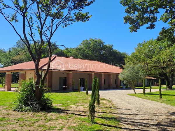 Venez découvrir cette superbe propriété composée d’une bastide du début du XIXème de plus de 310 m² habitables entièrement rénovée en 2024 avec dépendance et piscine au sein d'un parc arboré de 3 ha et située à moins de 20 minutes seulement des portes de Toulouse.

Au calme et sans aucun vis-à-vis, elle offre un lieu de vie véritablement unique de par la beauté et la simplicité de son architecture même, la qualité de sa rénovation intérieure mariant élégamment chaleur et cachet de l’ancien à un style résolument contemporain aux lignes épurées, que par l’environnement privilégié dans lequel elle se trouve.
Ce qui en fait également un bien d’exception, est sa rénovation récente complète où tout a été repensé et refait intégralement à neuf : toiture, plomberie, électricité, peintures, sols, cuisine, salles d’eau, menuiseries, isolation, fosse septique, piscine, etc. 
Il est en effet rare de pouvoir acquérir un bien ancien sans aucun travaux à prévoir et en toute sécurité.
Enfin, la maison séduit également par ses volumes généreux, sa luminosité, la fluidité dans ses espaces, ses prestations haut de gamme et son agencement intérieur.

Vous découvrirez au Rez-de-chaussée :
 Une entrée spacieuse, un salon traversant avec poêle à bois, un bureau avec cheminée, une salle-à-manger dotée également d’une cheminée, une cuisine entièrement aménagée et équipée SCHMIDT avec hotte intégrée à la plaque de cuisson - toutes ces pièces principales étant ouvertes sur l’extérieur - ainsi qu’une buanderie et un WC indépendant.
L’étage, quant à lui, dessert :
Une grande suite avec salle d’eau et son dressing de plus de 13 m², deux chambres indépendantes d'environ 14 m² chacune, une salle de bain, une seconde suite avec sa salle d’eau, une salle de jeux spacieuse à investir selon vos envies (5ème chambre, espace détente, …), un WC indépendant.

A l’extérieur vous serez séduit par l’étendue de son parc aux espaces dégagés et aux parties boisées d’essences diverses et variées, ses trois puits, sa longue allée privative menant directement à la maison, le charme de sa dépendance de plus de 60 m² accueillant garage, atelier, chaufferie et local technique pour la piscine ainsi que par la terrasse de plus de 180 m²qui entoure la maison.

C’est grand, c’est beau, c'est simple et raffiné à la fois. Cette propriété, bien rare dans le secteur, est un vrai coup de cœur ! 

Les + : piscine au sel 12x3,5 de 2025 avec margelle en pierre d'Egypte ; chauffage central par chaudière à granulés HARGASSNER ; menuiseries aluminium double vitrage 6/20/4 ; portail et visiophone ; terrain de tennis à l’abandon pouvant être rénové
Les ++ : prestations haut de gamme, garanties décennales, environnement privilégié, 10 minutes 

Visite virtuelle et plans disponibles sur demande.

Pour plus d’informations ou pour organiser une visite, contactez Pascale LOUVET, votre conseillère immobilière spécialiste du secteur, disponible 7 jours sur 7.

************************************************
Under twenty minutes from Toulouse, this remarkable early-19th-century bastide has been completely refurbished in 2024 and offers more than 310 m² of elegant living space. Set within 3 hectares of landscaped grounds, it includes a charming outbuilding and a brand-new swimming pool.

Peaceful, private and surrounded by nature, the property combines the character of a historic home with the comfort and refinement of a contemporary renovation. Every element has been redone — roof, electrics, plumbing, insulation, windows, kitchen, bathrooms, septic tank and pool — making it a rare opportunity to enjoy a period home with no work required.

Inside, generous volumes, natural light and a fluid layout define the atmosphere. The ground floor features a spacious entrance hall, a bright living room with wood stove, a study and dining room each with fireplace, and a fully fitted SCHMIDT kitchen opening onto the garden. Utility room and guest WC complete this level.

Upstairs are two en-suite bedrooms, two additional bedrooms, a family bathroom and a large multipurpose room that can serve as a fifth bedroom or leisure space.

Outdoors, the long private driveway, mature trees, three wells and over 180 m² of terrace create a truly exceptional setting. The 60 m² outbuilding offers a garage, workshop, boiler room and pool equipment.

Highlights:
- Saltwater pool (12 × 3.5 m – 2025), HARGASSNER pellet boiler, aluminium double glazing, electric gate and videophone, unused tennis court with renovation potential. High-end finishes and ten-year warranties throughout.

Virtual tour and floor plans available on request.

For further details or to arrange a viewing, please contact Pascale LOUVET, your local real-estate specialist, available 7 days a week.
.