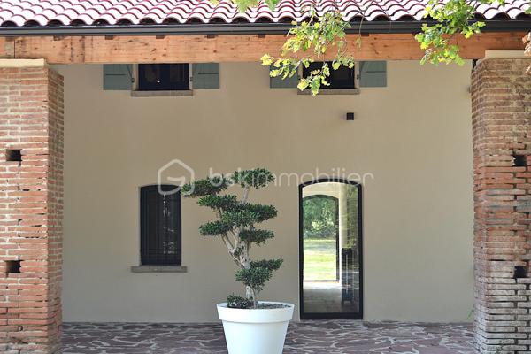 Venez découvrir cette superbe propriété composée d’une bastide du début du XIXème de plus de 310 m² habitables entièrement rénovée en 2024 avec dépendance et piscine au sein d'un parc arboré de 3 ha et située à moins de 20 minutes seulement des portes de Toulouse.

Au calme et sans aucun vis-à-vis, elle offre un lieu de vie véritablement unique de par la beauté et la simplicité de son architecture même, la qualité de sa rénovation intérieure mariant élégamment chaleur et cachet de l’ancien à un style résolument contemporain aux lignes épurées, que par l’environnement privilégié dans lequel elle se trouve.
Ce qui en fait également un bien d’exception, est sa rénovation récente complète où tout a été repensé et refait intégralement à neuf : toiture, plomberie, électricité, peintures, sols, cuisine, salles d’eau, menuiseries, isolation, fosse septique, piscine, etc. 
Il est en effet rare de pouvoir acquérir un bien ancien sans aucun travaux à prévoir et en toute sécurité.
Enfin, la maison séduit également par ses volumes généreux, sa luminosité, la fluidité dans ses espaces, ses prestations haut de gamme et son agencement intérieur.

Vous découvrirez au Rez-de-chaussée :
 Une entrée spacieuse, un salon traversant avec poêle à bois, un bureau avec cheminée, une salle-à-manger dotée également d’une cheminée, une cuisine entièrement aménagée et équipée SCHMIDT avec hotte intégrée à la plaque de cuisson - toutes ces pièces principales étant ouvertes sur l’extérieur - ainsi qu’une buanderie et un WC indépendant.
L’étage, quant à lui, dessert :
Une grande suite avec salle d’eau et son dressing de plus de 13 m², deux chambres indépendantes d'environ 14 m² chacune, une salle de bain, une seconde suite avec sa salle d’eau, une salle de jeux spacieuse à investir selon vos envies (5ème chambre, espace détente, …), un WC indépendant.

A l’extérieur vous serez séduit par l’étendue de son parc aux espaces dégagés et aux parties boisées d’essences diverses et variées, ses trois puits, sa longue allée privative menant directement à la maison, le charme de sa dépendance de plus de 60 m² accueillant garage, atelier, chaufferie et local technique pour la piscine ainsi que par la terrasse de plus de 180 m²qui entoure la maison.

C’est grand, c’est beau, c'est simple et raffiné à la fois. Cette propriété, bien rare dans le secteur, est un vrai coup de cœur ! 

Les + : piscine au sel 12x3,5 de 2025 avec margelle en pierre d'Egypte ; chauffage central par chaudière à granulés HARGASSNER ; menuiseries aluminium double vitrage 6/20/4 ; portail et visiophone ; terrain de tennis à l’abandon pouvant être rénové
Les ++ : prestations haut de gamme, garanties décennales, environnement privilégié, 10 minutes 

Visite virtuelle et plans disponibles sur demande.

Pour plus d’informations ou pour organiser une visite, contactez Pascale LOUVET, votre conseillère immobilière spécialiste du secteur, disponible 7 jours sur 7.

************************************************
Under twenty minutes from Toulouse, this remarkable early-19th-century bastide has been completely refurbished in 2024 and offers more than 310 m² of elegant living space. Set within 3 hectares of landscaped grounds, it includes a charming outbuilding and a brand-new swimming pool.

Peaceful, private and surrounded by nature, the property combines the character of a historic home with the comfort and refinement of a contemporary renovation. Every element has been redone — roof, electrics, plumbing, insulation, windows, kitchen, bathrooms, septic tank and pool — making it a rare opportunity to enjoy a period home with no work required.

Inside, generous volumes, natural light and a fluid layout define the atmosphere. The ground floor features a spacious entrance hall, a bright living room with wood stove, a study and dining room each with fireplace, and a fully fitted SCHMIDT kitchen opening onto the garden. Utility room and guest WC complete this level.

Upstairs are two en-suite bedrooms, two additional bedrooms, a family bathroom and a large multipurpose room that can serve as a fifth bedroom or leisure space.

Outdoors, the long private driveway, mature trees, three wells and over 180 m² of terrace create a truly exceptional setting. The 60 m² outbuilding offers a garage, workshop, boiler room and pool equipment.

Highlights:
- Saltwater pool (12 × 3.5 m – 2025), HARGASSNER pellet boiler, aluminium double glazing, electric gate and videophone, unused tennis court with renovation potential. High-end finishes and ten-year warranties throughout.

Virtual tour and floor plans available on request.

For further details or to arrange a viewing, please contact Pascale LOUVET, your local real-estate specialist, available 7 days a week.
.