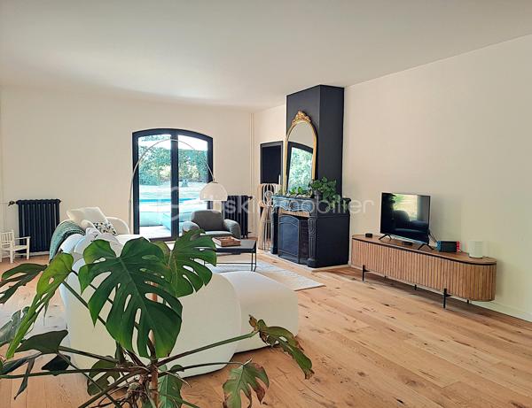 Venez découvrir cette superbe propriété composée d’une bastide du début du XIXème de plus de 310 m² habitables entièrement rénovée en 2024 avec dépendance et piscine au sein d'un parc arboré de 3 ha et située à moins de 20 minutes seulement des portes de Toulouse.

Au calme et sans aucun vis-à-vis, elle offre un lieu de vie véritablement unique de par la beauté et la simplicité de son architecture même, la qualité de sa rénovation intérieure mariant élégamment chaleur et cachet de l’ancien à un style résolument contemporain aux lignes épurées, que par l’environnement privilégié dans lequel elle se trouve.
Ce qui en fait également un bien d’exception, est sa rénovation récente complète où tout a été repensé et refait intégralement à neuf : toiture, plomberie, électricité, peintures, sols, cuisine, salles d’eau, menuiseries, isolation, fosse septique, piscine, etc. 
Il est en effet rare de pouvoir acquérir un bien ancien sans aucun travaux à prévoir et en toute sécurité.
Enfin, la maison séduit également par ses volumes généreux, sa luminosité, la fluidité dans ses espaces, ses prestations haut de gamme et son agencement intérieur.

Vous découvrirez au Rez-de-chaussée :
 Une entrée spacieuse, un salon traversant avec poêle à bois, un bureau avec cheminée, une salle-à-manger dotée également d’une cheminée, une cuisine entièrement aménagée et équipée SCHMIDT avec hotte intégrée à la plaque de cuisson - toutes ces pièces principales étant ouvertes sur l’extérieur - ainsi qu’une buanderie et un WC indépendant.
L’étage, quant à lui, dessert :
Une grande suite avec salle d’eau et son dressing de plus de 13 m², deux chambres indépendantes d'environ 14 m² chacune, une salle de bain, une seconde suite avec sa salle d’eau, une salle de jeux spacieuse à investir selon vos envies (5ème chambre, espace détente, …), un WC indépendant.

A l’extérieur vous serez séduit par l’étendue de son parc aux espaces dégagés et aux parties boisées d’essences diverses et variées, ses trois puits, sa longue allée privative menant directement à la maison, le charme de sa dépendance de plus de 60 m² accueillant garage, atelier, chaufferie et local technique pour la piscine ainsi que par la terrasse de plus de 180 m²qui entoure la maison.

C’est grand, c’est beau, c'est simple et raffiné à la fois. Cette propriété, bien rare dans le secteur, est un vrai coup de cœur ! 

Les + : piscine au sel 12x3,5 de 2025 avec margelle en pierre d'Egypte ; chauffage central par chaudière à granulés HARGASSNER ; menuiseries aluminium double vitrage 6/20/4 ; portail et visiophone ; terrain de tennis à l’abandon pouvant être rénové
Les ++ : prestations haut de gamme, garanties décennales, environnement privilégié, 10 minutes 

Visite virtuelle et plans disponibles sur demande.

Pour plus d’informations ou pour organiser une visite, contactez Pascale LOUVET, votre conseillère immobilière spécialiste du secteur, disponible 7 jours sur 7.

************************************************
Under twenty minutes from Toulouse, this remarkable early-19th-century bastide has been completely refurbished in 2024 and offers more than 310 m² of elegant living space. Set within 3 hectares of landscaped grounds, it includes a charming outbuilding and a brand-new swimming pool.

Peaceful, private and surrounded by nature, the property combines the character of a historic home with the comfort and refinement of a contemporary renovation. Every element has been redone — roof, electrics, plumbing, insulation, windows, kitchen, bathrooms, septic tank and pool — making it a rare opportunity to enjoy a period home with no work required.

Inside, generous volumes, natural light and a fluid layout define the atmosphere. The ground floor features a spacious entrance hall, a bright living room with wood stove, a study and dining room each with fireplace, and a fully fitted SCHMIDT kitchen opening onto the garden. Utility room and guest WC complete this level.

Upstairs are two en-suite bedrooms, two additional bedrooms, a family bathroom and a large multipurpose room that can serve as a fifth bedroom or leisure space.

Outdoors, the long private driveway, mature trees, three wells and over 180 m² of terrace create a truly exceptional setting. The 60 m² outbuilding offers a garage, workshop, boiler room and pool equipment.

Highlights:
- Saltwater pool (12 × 3.5 m – 2025), HARGASSNER pellet boiler, aluminium double glazing, electric gate and videophone, unused tennis court with renovation potential. High-end finishes and ten-year warranties throughout.

Virtual tour and floor plans available on request.

For further details or to arrange a viewing, please contact Pascale LOUVET, your local real-estate specialist, available 7 days a week.
.