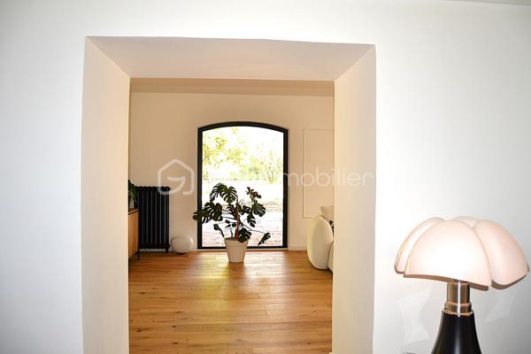 Venez découvrir cette superbe propriété composée d’une bastide du début du XIXème de plus de 310 m² habitables entièrement rénovée en 2024 avec dépendance et piscine au sein d'un parc arboré de 3 ha et située à moins de 20 minutes seulement des portes de Toulouse.

Au calme et sans aucun vis-à-vis, elle offre un lieu de vie véritablement unique de par la beauté et la simplicité de son architecture même, la qualité de sa rénovation intérieure mariant élégamment chaleur et cachet de l’ancien à un style résolument contemporain aux lignes épurées, que par l’environnement privilégié dans lequel elle se trouve.
Ce qui en fait également un bien d’exception, est sa rénovation récente complète où tout a été repensé et refait intégralement à neuf : toiture, plomberie, électricité, peintures, sols, cuisine, salles d’eau, menuiseries, isolation, fosse septique, piscine, etc. 
Il est en effet rare de pouvoir acquérir un bien ancien sans aucun travaux à prévoir et en toute sécurité.
Enfin, la maison séduit également par ses volumes généreux, sa luminosité, la fluidité dans ses espaces, ses prestations haut de gamme et son agencement intérieur.

Vous découvrirez au Rez-de-chaussée :
 Une entrée spacieuse, un salon traversant avec poêle à bois, un bureau avec cheminée, une salle-à-manger dotée également d’une cheminée, une cuisine entièrement aménagée et équipée SCHMIDT avec hotte intégrée à la plaque de cuisson - toutes ces pièces principales étant ouvertes sur l’extérieur - ainsi qu’une buanderie et un WC indépendant.
L’étage, quant à lui, dessert :
Une grande suite avec salle d’eau et son dressing de plus de 13 m², deux chambres indépendantes d'environ 14 m² chacune, une salle de bain, une seconde suite avec sa salle d’eau, une salle de jeux spacieuse à investir selon vos envies (5ème chambre, espace détente, …), un WC indépendant.

A l’extérieur vous serez séduit par l’étendue de son parc aux espaces dégagés et aux parties boisées d’essences diverses et variées, ses trois puits, sa longue allée privative menant directement à la maison, le charme de sa dépendance de plus de 60 m² accueillant garage, atelier, chaufferie et local technique pour la piscine ainsi que par la terrasse de plus de 180 m²qui entoure la maison.

C’est grand, c’est beau, c'est simple et raffiné à la fois. Cette propriété, bien rare dans le secteur, est un vrai coup de cœur ! 

Les + : piscine au sel 12x3,5 de 2025 avec margelle en pierre d'Egypte ; chauffage central par chaudière à granulés HARGASSNER ; menuiseries aluminium double vitrage 6/20/4 ; portail et visiophone ; terrain de tennis à l’abandon pouvant être rénové
Les ++ : prestations haut de gamme, garanties décennales, environnement privilégié, 10 minutes 

Visite virtuelle et plans disponibles sur demande.

Pour plus d’informations ou pour organiser une visite, contactez Pascale LOUVET, votre conseillère immobilière spécialiste du secteur, disponible 7 jours sur 7.

************************************************
Under twenty minutes from Toulouse, this remarkable early-19th-century bastide has been completely refurbished in 2024 and offers more than 310 m² of elegant living space. Set within 3 hectares of landscaped grounds, it includes a charming outbuilding and a brand-new swimming pool.

Peaceful, private and surrounded by nature, the property combines the character of a historic home with the comfort and refinement of a contemporary renovation. Every element has been redone — roof, electrics, plumbing, insulation, windows, kitchen, bathrooms, septic tank and pool — making it a rare opportunity to enjoy a period home with no work required.

Inside, generous volumes, natural light and a fluid layout define the atmosphere. The ground floor features a spacious entrance hall, a bright living room with wood stove, a study and dining room each with fireplace, and a fully fitted SCHMIDT kitchen opening onto the garden. Utility room and guest WC complete this level.

Upstairs are two en-suite bedrooms, two additional bedrooms, a family bathroom and a large multipurpose room that can serve as a fifth bedroom or leisure space.

Outdoors, the long private driveway, mature trees, three wells and over 180 m² of terrace create a truly exceptional setting. The 60 m² outbuilding offers a garage, workshop, boiler room and pool equipment.

Highlights:
- Saltwater pool (12 × 3.5 m – 2025), HARGASSNER pellet boiler, aluminium double glazing, electric gate and videophone, unused tennis court with renovation potential. High-end finishes and ten-year warranties throughout.

Virtual tour and floor plans available on request.

For further details or to arrange a viewing, please contact Pascale LOUVET, your local real-estate specialist, available 7 days a week.
.
