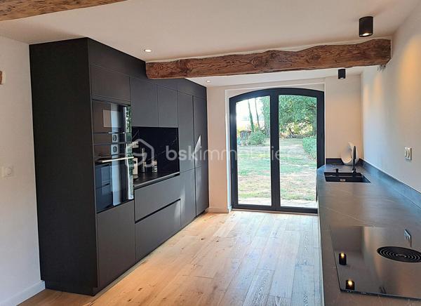 Venez découvrir cette superbe propriété composée d’une bastide du début du XIXème de plus de 310 m² habitables entièrement rénovée en 2024 avec dépendance et piscine au sein d'un parc arboré de 3 ha et située à moins de 20 minutes seulement des portes de Toulouse.

Au calme et sans aucun vis-à-vis, elle offre un lieu de vie véritablement unique de par la beauté et la simplicité de son architecture même, la qualité de sa rénovation intérieure mariant élégamment chaleur et cachet de l’ancien à un style résolument contemporain aux lignes épurées, que par l’environnement privilégié dans lequel elle se trouve.
Ce qui en fait également un bien d’exception, est sa rénovation récente complète où tout a été repensé et refait intégralement à neuf : toiture, plomberie, électricité, peintures, sols, cuisine, salles d’eau, menuiseries, isolation, fosse septique, piscine, etc. 
Il est en effet rare de pouvoir acquérir un bien ancien sans aucun travaux à prévoir et en toute sécurité.
Enfin, la maison séduit également par ses volumes généreux, sa luminosité, la fluidité dans ses espaces, ses prestations haut de gamme et son agencement intérieur.

Vous découvrirez au Rez-de-chaussée :
 Une entrée spacieuse, un salon traversant avec poêle à bois, un bureau avec cheminée, une salle-à-manger dotée également d’une cheminée, une cuisine entièrement aménagée et équipée SCHMIDT avec hotte intégrée à la plaque de cuisson - toutes ces pièces principales étant ouvertes sur l’extérieur - ainsi qu’une buanderie et un WC indépendant.
L’étage, quant à lui, dessert :
Une grande suite avec salle d’eau et son dressing de plus de 13 m², deux chambres indépendantes d'environ 14 m² chacune, une salle de bain, une seconde suite avec sa salle d’eau, une salle de jeux spacieuse à investir selon vos envies (5ème chambre, espace détente, …), un WC indépendant.

A l’extérieur vous serez séduit par l’étendue de son parc aux espaces dégagés et aux parties boisées d’essences diverses et variées, ses trois puits, sa longue allée privative menant directement à la maison, le charme de sa dépendance de plus de 60 m² accueillant garage, atelier, chaufferie et local technique pour la piscine ainsi que par la terrasse de plus de 180 m²qui entoure la maison.

C’est grand, c’est beau, c'est simple et raffiné à la fois. Cette propriété, bien rare dans le secteur, est un vrai coup de cœur ! 

Les + : piscine au sel 12x3,5 de 2025 avec margelle en pierre d'Egypte ; chauffage central par chaudière à granulés HARGASSNER ; menuiseries aluminium double vitrage 6/20/4 ; portail et visiophone ; terrain de tennis à l’abandon pouvant être rénové
Les ++ : prestations haut de gamme, garanties décennales, environnement privilégié, 10 minutes 

Visite virtuelle et plans disponibles sur demande.

Pour plus d’informations ou pour organiser une visite, contactez Pascale LOUVET, votre conseillère immobilière spécialiste du secteur, disponible 7 jours sur 7.

************************************************
Under twenty minutes from Toulouse, this remarkable early-19th-century bastide has been completely refurbished in 2024 and offers more than 310 m² of elegant living space. Set within 3 hectares of landscaped grounds, it includes a charming outbuilding and a brand-new swimming pool.

Peaceful, private and surrounded by nature, the property combines the character of a historic home with the comfort and refinement of a contemporary renovation. Every element has been redone — roof, electrics, plumbing, insulation, windows, kitchen, bathrooms, septic tank and pool — making it a rare opportunity to enjoy a period home with no work required.

Inside, generous volumes, natural light and a fluid layout define the atmosphere. The ground floor features a spacious entrance hall, a bright living room with wood stove, a study and dining room each with fireplace, and a fully fitted SCHMIDT kitchen opening onto the garden. Utility room and guest WC complete this level.

Upstairs are two en-suite bedrooms, two additional bedrooms, a family bathroom and a large multipurpose room that can serve as a fifth bedroom or leisure space.

Outdoors, the long private driveway, mature trees, three wells and over 180 m² of terrace create a truly exceptional setting. The 60 m² outbuilding offers a garage, workshop, boiler room and pool equipment.

Highlights:
- Saltwater pool (12 × 3.5 m – 2025), HARGASSNER pellet boiler, aluminium double glazing, electric gate and videophone, unused tennis court with renovation potential. High-end finishes and ten-year warranties throughout.

Virtual tour and floor plans available on request.

For further details or to arrange a viewing, please contact Pascale LOUVET, your local real-estate specialist, available 7 days a week.
.