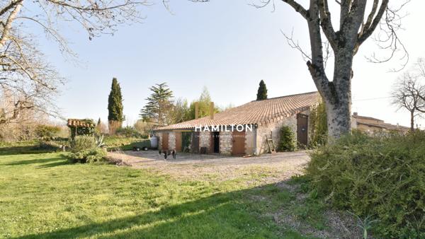 CHARMANTE PROPRIETE AVEC PRAIRIES, PISCINE, GARAGE ET BATIMENTS ANNEXES Cordes sur ciel
