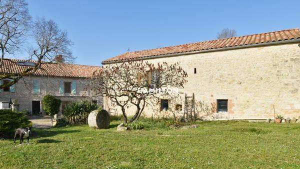 CHARMANTE PROPRIETE AVEC PRAIRIES, PISCINE, GARAGE ET BATIMENTS ANNEXES Cordes sur ciel
