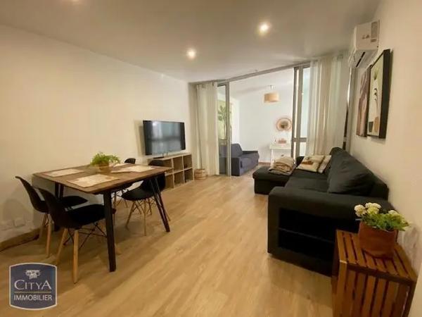 Appartement à louer 2 pièces 49m² Saint-Paul (97434)
