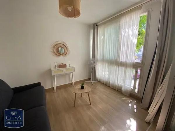 Appartement à louer 2 pièces 49m² Saint-Paul (97434)