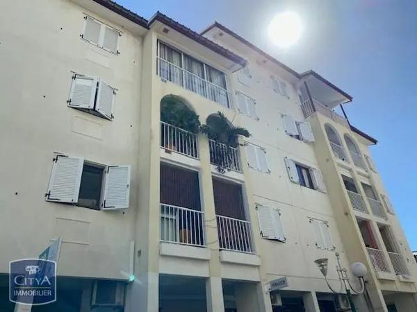 Appartement à louer 2 pièces 49m² Saint-Paul (97434)