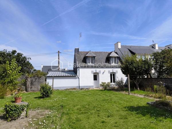 Plouhinec - Dans un environnement calme, hors lotissement, découvrez en exclusivité cette maison de 72 m² située à proximité de la plage du Vieux Passage, à 10 minutes des commerces et 25 minutes d'Auray et de Lorient.

Pensée pour une vie de plain-pied, elle propose au rez-de-chaussée un salon, une cuisine, une chambre et une salle d'eau avec toilettes. À l'étage, deux pièces à usage de chambre et un grenier.

Vous profiterez également d'un jardin bien exposé, d'une dépendance, ainsi qu'une possibilité d'agrandissement pour donner vie à vos projets.

Une maison pleine de potentiel, idéale pour une résidence principale, une maison de vacances ou un investissement locatif dans l'un des secteurs les plus prisés de Plouhinec. 

Contactez dès aujourd'hui Elizabeth Philbert pour organiser votre visite. Photos complémentaires et dossier complet disponibles sur demande.