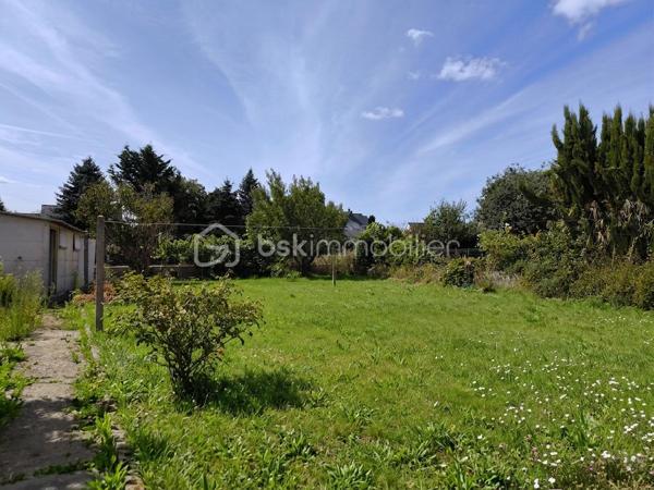 Plouhinec - Dans un environnement calme, hors lotissement, découvrez en exclusivité cette maison de 72 m² située à proximité de la plage du Vieux Passage, à 10 minutes des commerces et 25 minutes d'Auray et de Lorient.

Pensée pour une vie de plain-pied, elle propose au rez-de-chaussée un salon, une cuisine, une chambre et une salle d'eau avec toilettes. À l'étage, deux pièces à usage de chambre et un grenier.

Vous profiterez également d'un jardin bien exposé, d'une dépendance, ainsi qu'une possibilité d'agrandissement pour donner vie à vos projets.

Une maison pleine de potentiel, idéale pour une résidence principale, une maison de vacances ou un investissement locatif dans l'un des secteurs les plus prisés de Plouhinec. 

Contactez dès aujourd'hui Elizabeth Philbert pour organiser votre visite. Photos complémentaires et dossier complet disponibles sur demande.