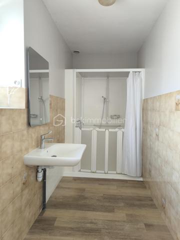Plouhinec - Dans un environnement calme, hors lotissement, découvrez en exclusivité cette maison de 72 m² située à proximité de la plage du Vieux Passage, à 10 minutes des commerces et 25 minutes d'Auray et de Lorient.

Pensée pour une vie de plain-pied, elle propose au rez-de-chaussée un salon, une cuisine, une chambre et une salle d'eau avec toilettes. À l'étage, deux pièces à usage de chambre et un grenier.

Vous profiterez également d'un jardin bien exposé, d'une dépendance, ainsi qu'une possibilité d'agrandissement pour donner vie à vos projets.

Une maison pleine de potentiel, idéale pour une résidence principale, une maison de vacances ou un investissement locatif dans l'un des secteurs les plus prisés de Plouhinec. 

Contactez dès aujourd'hui Elizabeth Philbert pour organiser votre visite. Photos complémentaires et dossier complet disponibles sur demande.