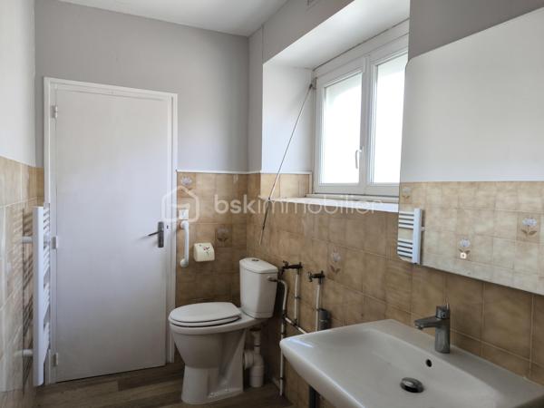 Plouhinec - Dans un environnement calme, hors lotissement, découvrez en exclusivité cette maison de 72 m² située à proximité de la plage du Vieux Passage, à 10 minutes des commerces et 25 minutes d'Auray et de Lorient.

Pensée pour une vie de plain-pied, elle propose au rez-de-chaussée un salon, une cuisine, une chambre et une salle d'eau avec toilettes. À l'étage, deux pièces à usage de chambre et un grenier.

Vous profiterez également d'un jardin bien exposé, d'une dépendance, ainsi qu'une possibilité d'agrandissement pour donner vie à vos projets.

Une maison pleine de potentiel, idéale pour une résidence principale, une maison de vacances ou un investissement locatif dans l'un des secteurs les plus prisés de Plouhinec. 

Contactez dès aujourd'hui Elizabeth Philbert pour organiser votre visite. Photos complémentaires et dossier complet disponibles sur demande.