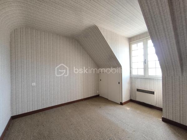 Plouhinec - Dans un environnement calme, hors lotissement, découvrez en exclusivité cette maison de 72 m² située à proximité de la plage du Vieux Passage, à 10 minutes des commerces et 25 minutes d'Auray et de Lorient.

Pensée pour une vie de plain-pied, elle propose au rez-de-chaussée un salon, une cuisine, une chambre et une salle d'eau avec toilettes. À l'étage, deux pièces à usage de chambre et un grenier.

Vous profiterez également d'un jardin bien exposé, d'une dépendance, ainsi qu'une possibilité d'agrandissement pour donner vie à vos projets.

Une maison pleine de potentiel, idéale pour une résidence principale, une maison de vacances ou un investissement locatif dans l'un des secteurs les plus prisés de Plouhinec. 

Contactez dès aujourd'hui Elizabeth Philbert pour organiser votre visite. Photos complémentaires et dossier complet disponibles sur demande.