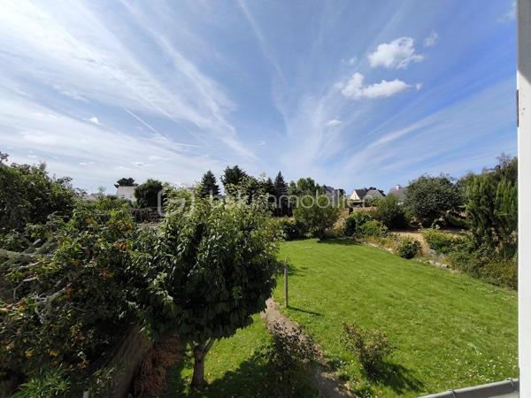 Plouhinec - Dans un environnement calme, hors lotissement, découvrez en exclusivité cette maison de 72 m² située à proximité de la plage du Vieux Passage, à 10 minutes des commerces et 25 minutes d'Auray et de Lorient.

Pensée pour une vie de plain-pied, elle propose au rez-de-chaussée un salon, une cuisine, une chambre et une salle d'eau avec toilettes. À l'étage, deux pièces à usage de chambre et un grenier.

Vous profiterez également d'un jardin bien exposé, d'une dépendance, ainsi qu'une possibilité d'agrandissement pour donner vie à vos projets.

Une maison pleine de potentiel, idéale pour une résidence principale, une maison de vacances ou un investissement locatif dans l'un des secteurs les plus prisés de Plouhinec. 

Contactez dès aujourd'hui Elizabeth Philbert pour organiser votre visite. Photos complémentaires et dossier complet disponibles sur demande.