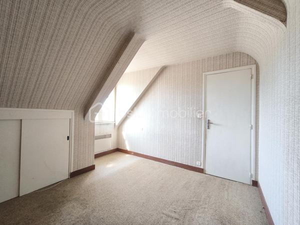 Plouhinec - Dans un environnement calme, hors lotissement, découvrez en exclusivité cette maison de 72 m² située à proximité de la plage du Vieux Passage, à 10 minutes des commerces et 25 minutes d'Auray et de Lorient.

Pensée pour une vie de plain-pied, elle propose au rez-de-chaussée un salon, une cuisine, une chambre et une salle d'eau avec toilettes. À l'étage, deux pièces à usage de chambre et un grenier.

Vous profiterez également d'un jardin bien exposé, d'une dépendance, ainsi qu'une possibilité d'agrandissement pour donner vie à vos projets.

Une maison pleine de potentiel, idéale pour une résidence principale, une maison de vacances ou un investissement locatif dans l'un des secteurs les plus prisés de Plouhinec. 

Contactez dès aujourd'hui Elizabeth Philbert pour organiser votre visite. Photos complémentaires et dossier complet disponibles sur demande.