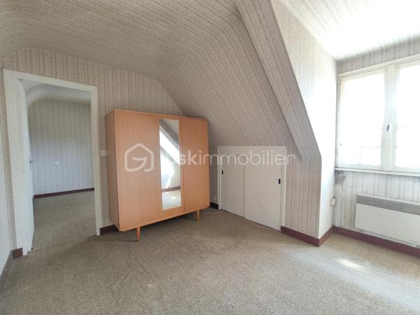 Plouhinec - Dans un environnement calme, hors lotissement, découvrez en exclusivité cette maison de 72 m² située à proximité de la plage du Vieux Passage, à 10 minutes des commerces et 25 minutes d'Auray et de Lorient.

Pensée pour une vie de plain-pied, elle propose au rez-de-chaussée un salon, une cuisine, une chambre et une salle d'eau avec toilettes. À l'étage, deux pièces à usage de chambre et un grenier.

Vous profiterez également d'un jardin bien exposé, d'une dépendance, ainsi qu'une possibilité d'agrandissement pour donner vie à vos projets.

Une maison pleine de potentiel, idéale pour une résidence principale, une maison de vacances ou un investissement locatif dans l'un des secteurs les plus prisés de Plouhinec. 

Contactez dès aujourd'hui Elizabeth Philbert pour organiser votre visite. Photos complémentaires et dossier complet disponibles sur demande.