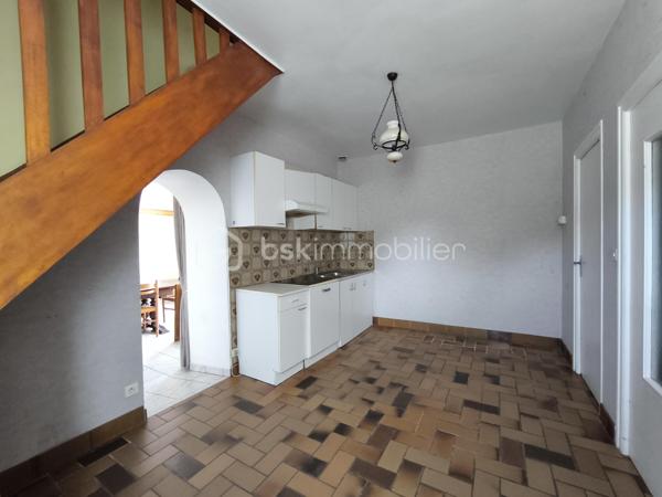 Plouhinec - Dans un environnement calme, hors lotissement, découvrez en exclusivité cette maison de 72 m² située à proximité de la plage du Vieux Passage, à 10 minutes des commerces et 25 minutes d'Auray et de Lorient.

Pensée pour une vie de plain-pied, elle propose au rez-de-chaussée un salon, une cuisine, une chambre et une salle d'eau avec toilettes. À l'étage, deux pièces à usage de chambre et un grenier.

Vous profiterez également d'un jardin bien exposé, d'une dépendance, ainsi qu'une possibilité d'agrandissement pour donner vie à vos projets.

Une maison pleine de potentiel, idéale pour une résidence principale, une maison de vacances ou un investissement locatif dans l'un des secteurs les plus prisés de Plouhinec. 

Contactez dès aujourd'hui Elizabeth Philbert pour organiser votre visite. Photos complémentaires et dossier complet disponibles sur demande.