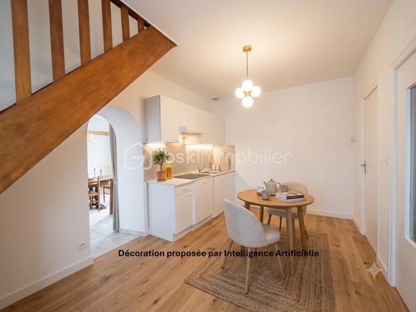 Plouhinec - Dans un environnement calme, hors lotissement, découvrez en exclusivité cette maison de 72 m² située à proximité de la plage du Vieux Passage, à 10 minutes des commerces et 25 minutes d'Auray et de Lorient.

Pensée pour une vie de plain-pied, elle propose au rez-de-chaussée un salon, une cuisine, une chambre et une salle d'eau avec toilettes. À l'étage, deux pièces à usage de chambre et un grenier.

Vous profiterez également d'un jardin bien exposé, d'une dépendance, ainsi qu'une possibilité d'agrandissement pour donner vie à vos projets.

Une maison pleine de potentiel, idéale pour une résidence principale, une maison de vacances ou un investissement locatif dans l'un des secteurs les plus prisés de Plouhinec. 

Contactez dès aujourd'hui Elizabeth Philbert pour organiser votre visite. Photos complémentaires et dossier complet disponibles sur demande.