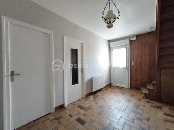 Plouhinec - Dans un environnement calme, hors lotissement, découvrez en exclusivité cette maison de 72 m² située à proximité de la plage du Vieux Passage, à 10 minutes des commerces et 25 minutes d'Auray et de Lorient.

Pensée pour une vie de plain-pied, elle propose au rez-de-chaussée un salon, une cuisine, une chambre et une salle d'eau avec toilettes. À l'étage, deux pièces à usage de chambre et un grenier.

Vous profiterez également d'un jardin bien exposé, d'une dépendance, ainsi qu'une possibilité d'agrandissement pour donner vie à vos projets.

Une maison pleine de potentiel, idéale pour une résidence principale, une maison de vacances ou un investissement locatif dans l'un des secteurs les plus prisés de Plouhinec. 

Contactez dès aujourd'hui Elizabeth Philbert pour organiser votre visite. Photos complémentaires et dossier complet disponibles sur demande.