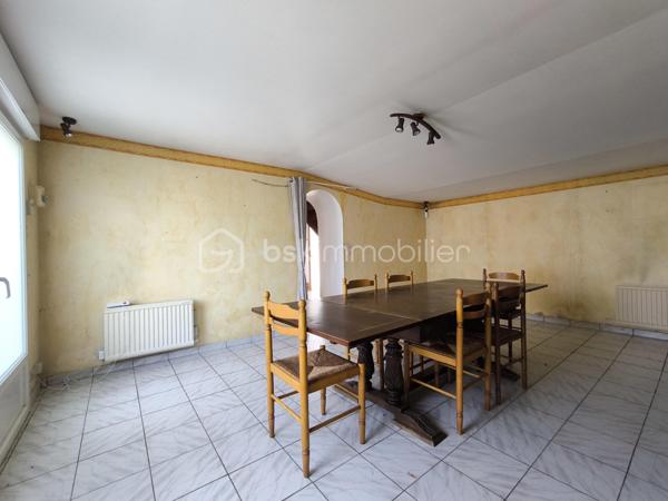 Plouhinec - Dans un environnement calme, hors lotissement, découvrez en exclusivité cette maison de 72 m² située à proximité de la plage du Vieux Passage, à 10 minutes des commerces et 25 minutes d'Auray et de Lorient.

Pensée pour une vie de plain-pied, elle propose au rez-de-chaussée un salon, une cuisine, une chambre et une salle d'eau avec toilettes. À l'étage, deux pièces à usage de chambre et un grenier.

Vous profiterez également d'un jardin bien exposé, d'une dépendance, ainsi qu'une possibilité d'agrandissement pour donner vie à vos projets.

Une maison pleine de potentiel, idéale pour une résidence principale, une maison de vacances ou un investissement locatif dans l'un des secteurs les plus prisés de Plouhinec. 

Contactez dès aujourd'hui Elizabeth Philbert pour organiser votre visite. Photos complémentaires et dossier complet disponibles sur demande.