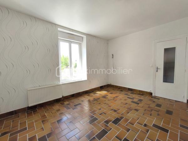 Plouhinec - Dans un environnement calme, hors lotissement, découvrez en exclusivité cette maison de 72 m² située à proximité de la plage du Vieux Passage, à 10 minutes des commerces et 25 minutes d'Auray et de Lorient.

Pensée pour une vie de plain-pied, elle propose au rez-de-chaussée un salon, une cuisine, une chambre et une salle d'eau avec toilettes. À l'étage, deux pièces à usage de chambre et un grenier.

Vous profiterez également d'un jardin bien exposé, d'une dépendance, ainsi qu'une possibilité d'agrandissement pour donner vie à vos projets.

Une maison pleine de potentiel, idéale pour une résidence principale, une maison de vacances ou un investissement locatif dans l'un des secteurs les plus prisés de Plouhinec. 

Contactez dès aujourd'hui Elizabeth Philbert pour organiser votre visite. Photos complémentaires et dossier complet disponibles sur demande.