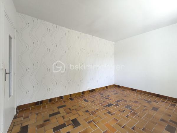 Plouhinec - Dans un environnement calme, hors lotissement, découvrez en exclusivité cette maison de 72 m² située à proximité de la plage du Vieux Passage, à 10 minutes des commerces et 25 minutes d'Auray et de Lorient.

Pensée pour une vie de plain-pied, elle propose au rez-de-chaussée un salon, une cuisine, une chambre et une salle d'eau avec toilettes. À l'étage, deux pièces à usage de chambre et un grenier.

Vous profiterez également d'un jardin bien exposé, d'une dépendance, ainsi qu'une possibilité d'agrandissement pour donner vie à vos projets.

Une maison pleine de potentiel, idéale pour une résidence principale, une maison de vacances ou un investissement locatif dans l'un des secteurs les plus prisés de Plouhinec. 

Contactez dès aujourd'hui Elizabeth Philbert pour organiser votre visite. Photos complémentaires et dossier complet disponibles sur demande.