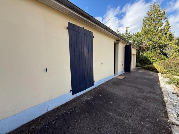 Maison de plain-pied à vendre à Châteaugiron  2 chambres  Garage  Terrain de 855 m²