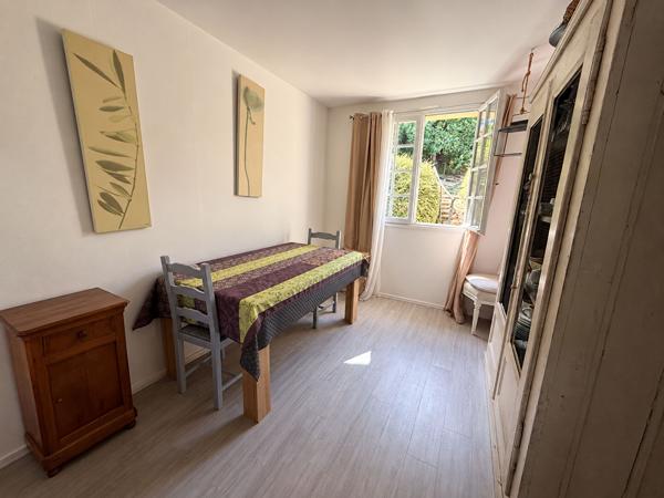 Maison de plain-pied à vendre à Châteaugiron  2 chambres  Garage  Terrain de 855 m²