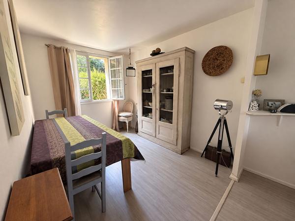 Maison de plain-pied à vendre à Châteaugiron  2 chambres  Garage  Terrain de 855 m²