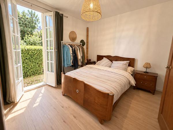 Maison de plain-pied à vendre à Châteaugiron  2 chambres  Garage  Terrain de 855 m²