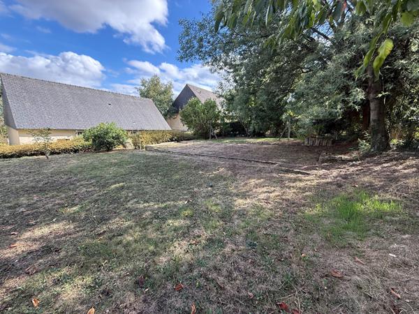 Maison de plain-pied à vendre à Châteaugiron  2 chambres  Garage  Terrain de 855 m²