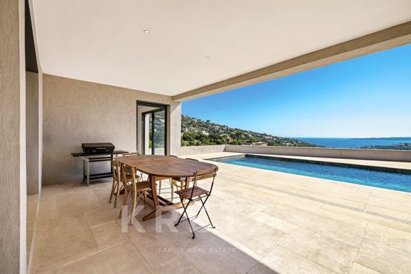 VILLA CONTEMPORAINE • VUE MER •