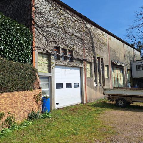Ensemble immobiler avec maison , studios et très grand dépôt